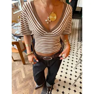 Women’s Striped V Neck Wrap Crop Top, Form Fitting Puff Sleeve Y2K Blouse for Casual Everyday Wear