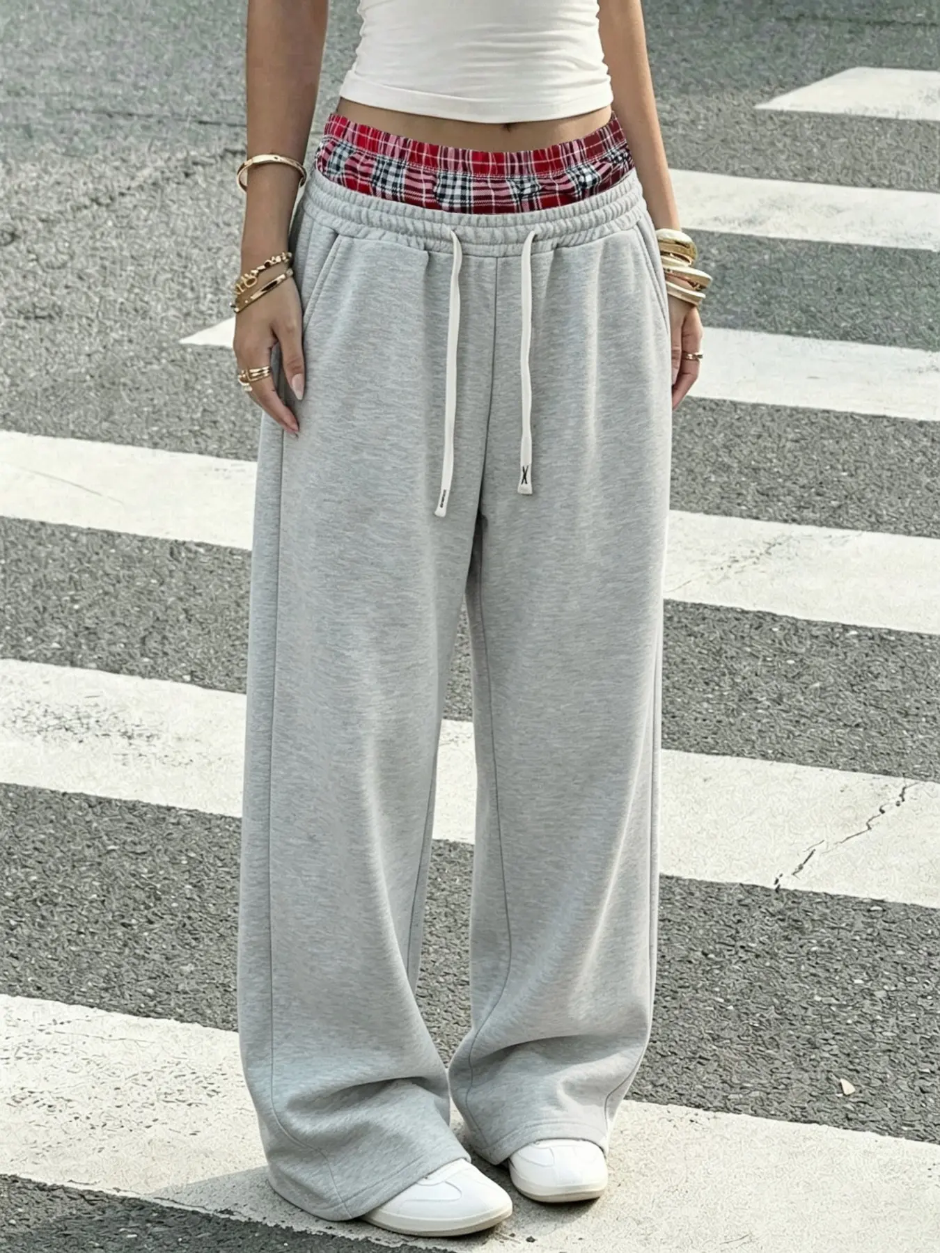 Women's light gray color-blocked red plaid double-layered wide-leg sweatpants, drawstring adjustable loose-fitting casual trousers, side pocket design, suitable for everyday wear.
