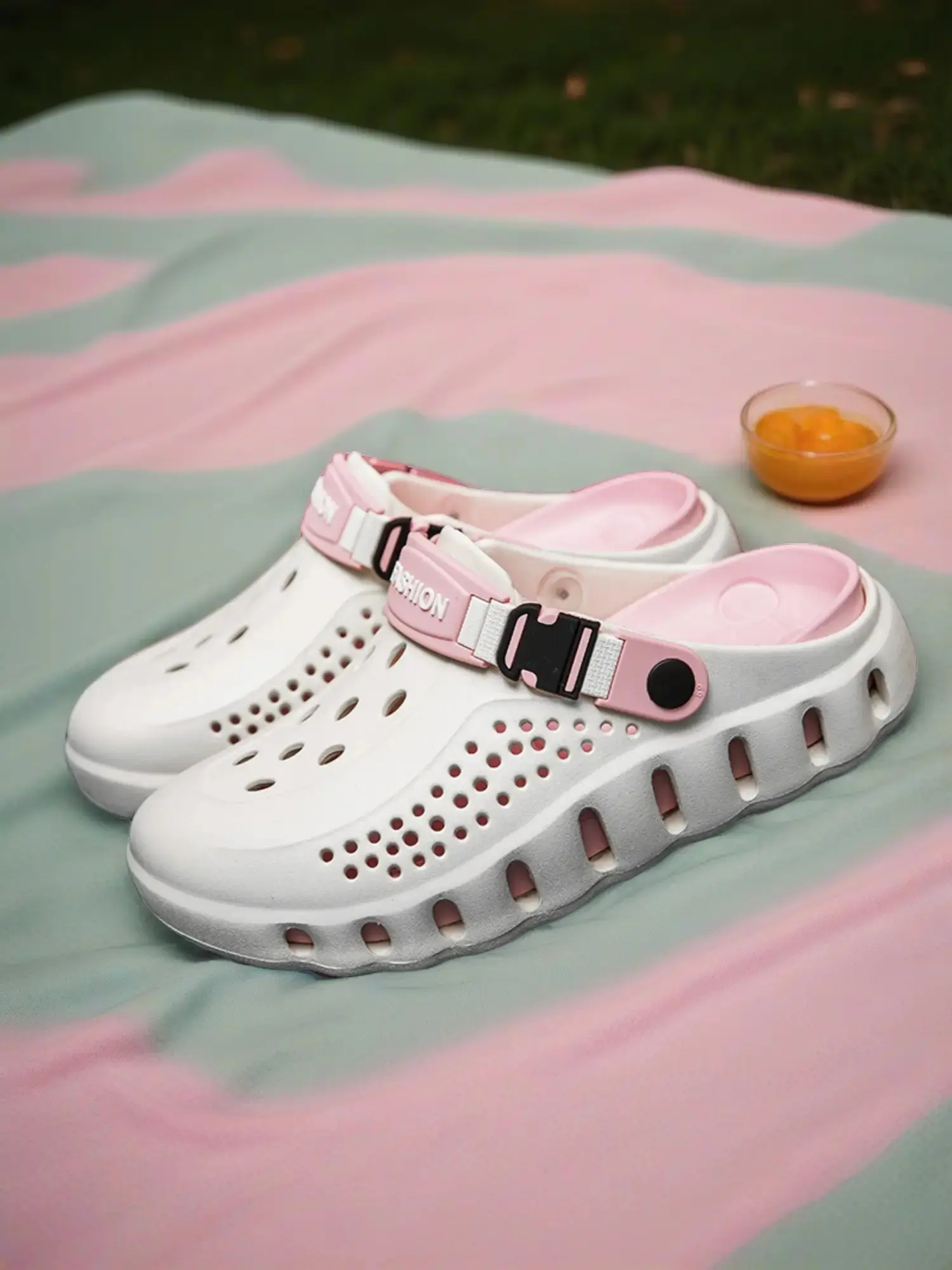 Unisex Thick Soled Soft Comfortable Sporty Breathable Clogs Eva Slippers For Men Women Non Slip Bottom Breathable Outdoor Indoor Casual Fashion Slip On Water Shoes For Beach Garden Daily Wear