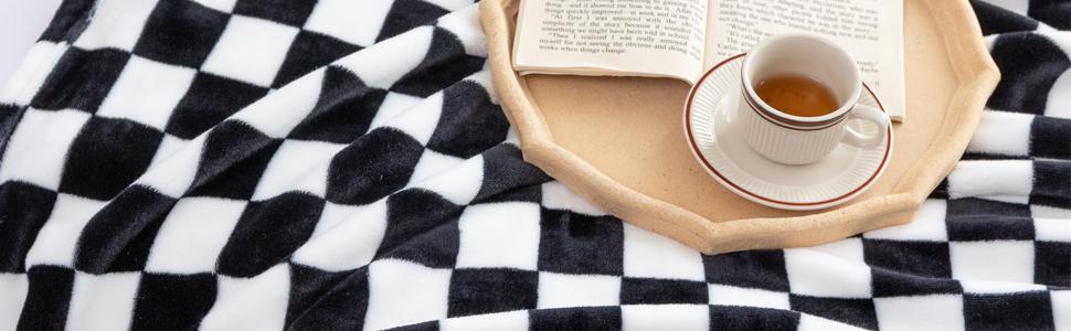 Plaid pattern flannel blanket, soft and comfortable, suitable for sofas, beds, armchairs, all-season use, luxurious, warm and cozy (black, 50*60)