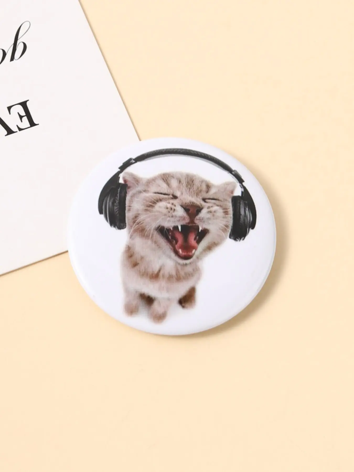 Music Lover Pet Emoticon Tin Badge, Adorable Cat and Dog Listening to Music, Soft and Cute Round Tin Badge, Perfect Gift for Animal Lovers, Brooches, Alloy Brooch Pin