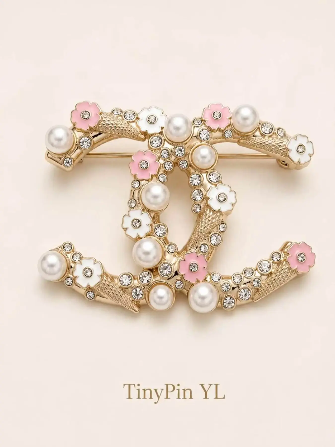 Elegant Letter Brooch for Women, Fashionable Accessory for Suits and Dresses, Perfect Gift for Christmas, Halloween, Birthday