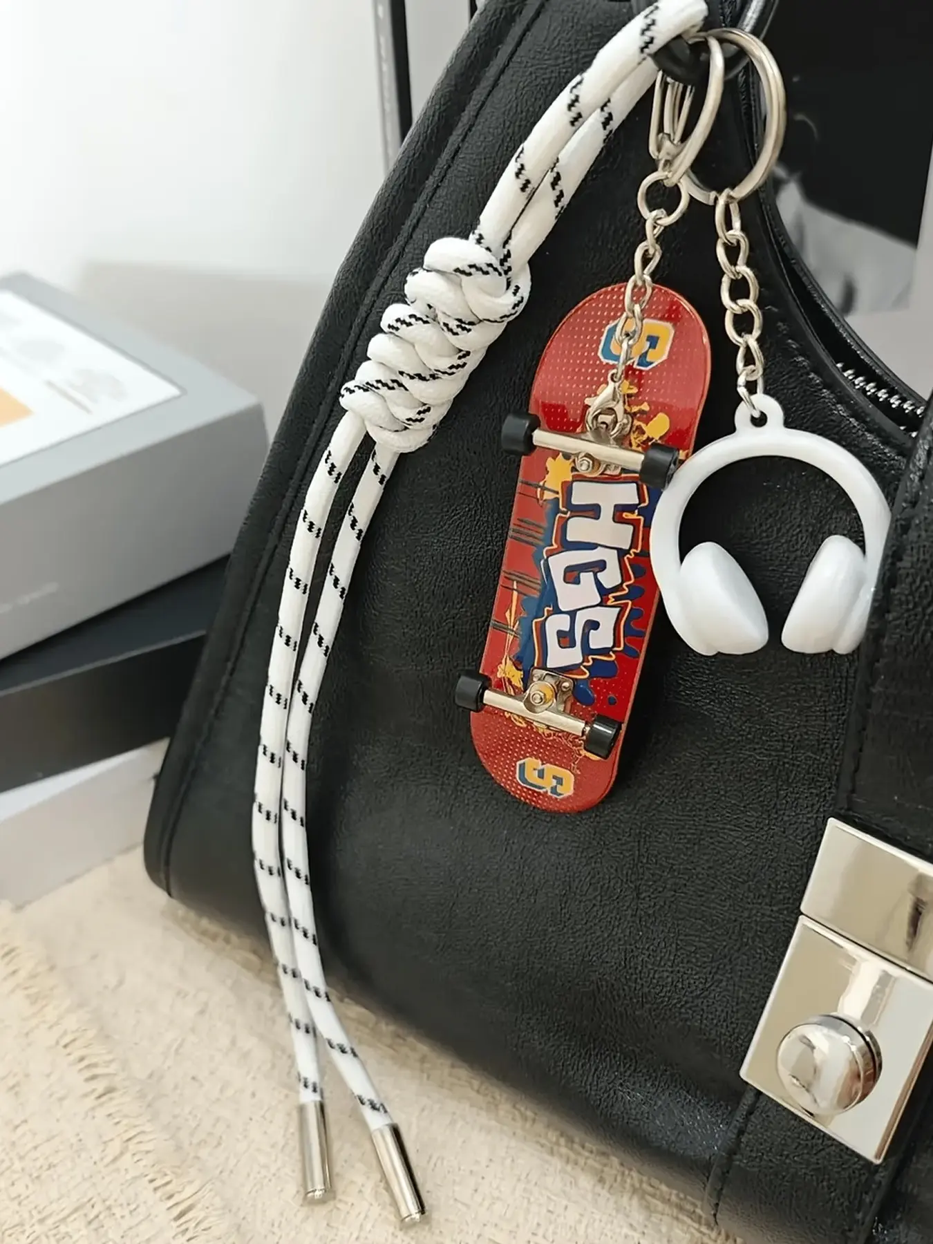 Back to School Gift Idea, Ins Y2K Multi-color Graffiti Skateboard Keychain Charm, Street Hip-hop Braided Lanyard with Screw Carabiner, Mini Headphone Pendant, Trendy Backpack Accessory for Teens & Streetwear Lovers