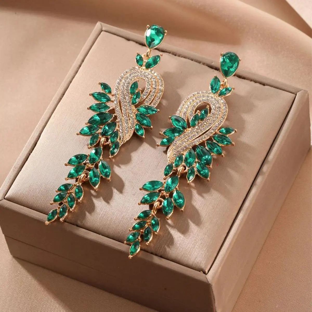 Diamond inlaid heavy industry feather earrings are suitable for girls' dance parties, outdoor outings, eye-catching accessories