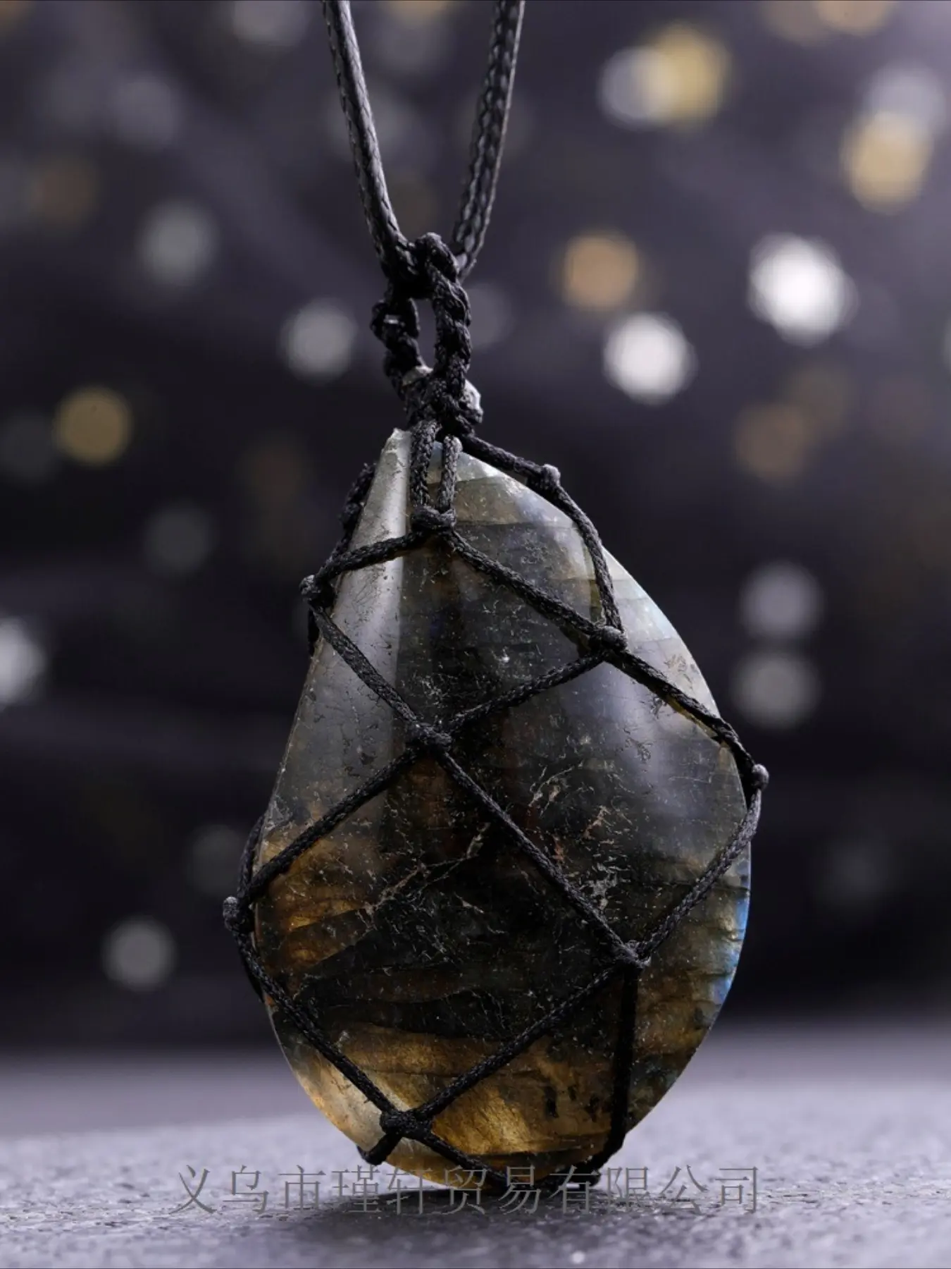 1 piece Hand-woven Black Wax Cord Necklace with Raw Labradorite Stone Pendant, Energy Healing Chakra Crystal Jewelry for Men and Women with Matching Cord, Ideal Gift for Christmas, Birthdays, Anniversaries and Festivals
