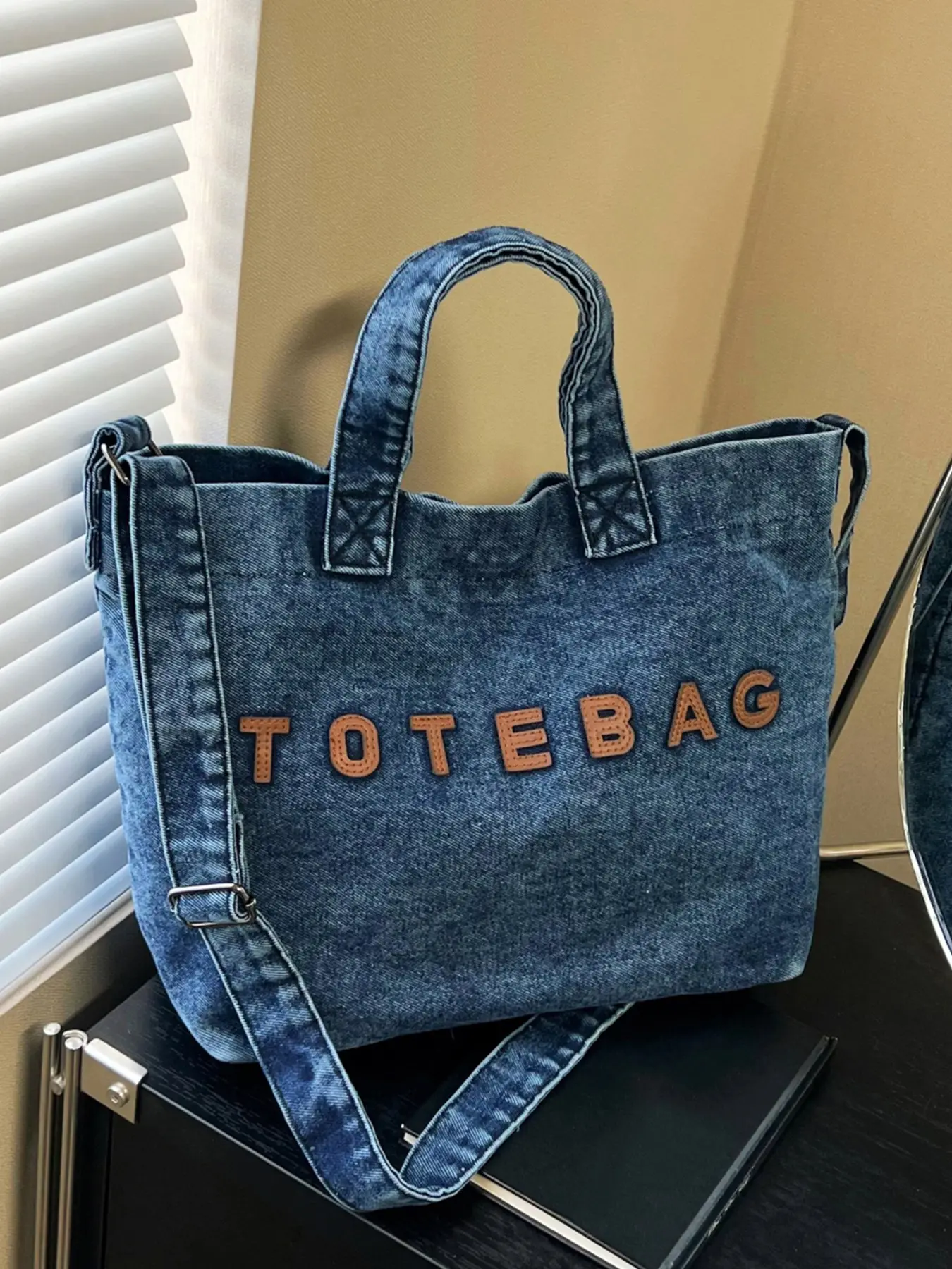 Casual minimalist retro personalized tote bag, letter decoration, adjustable shoulder strap, Shoulder Totes, large capacity stylish and practical texture single shoulder handbag, suitable for daily commuting and outdoor travel