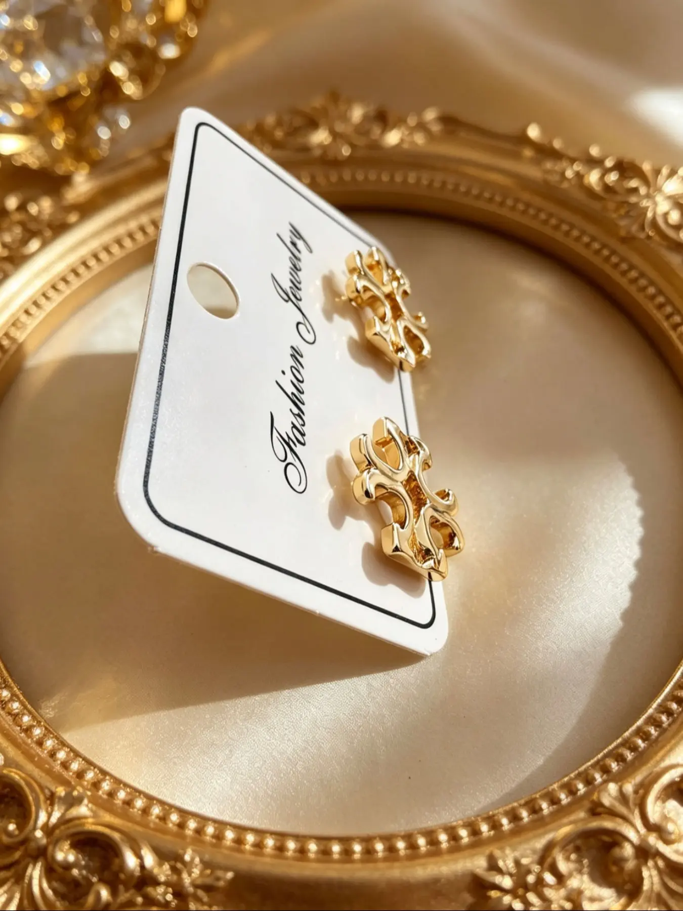 New Women's Earrings Jewelry Studs, Fashionable and Elegant, Lightweight Luxury Design, Hollow Out Minimalist Style, Perfect for Ladies' High-End Look
