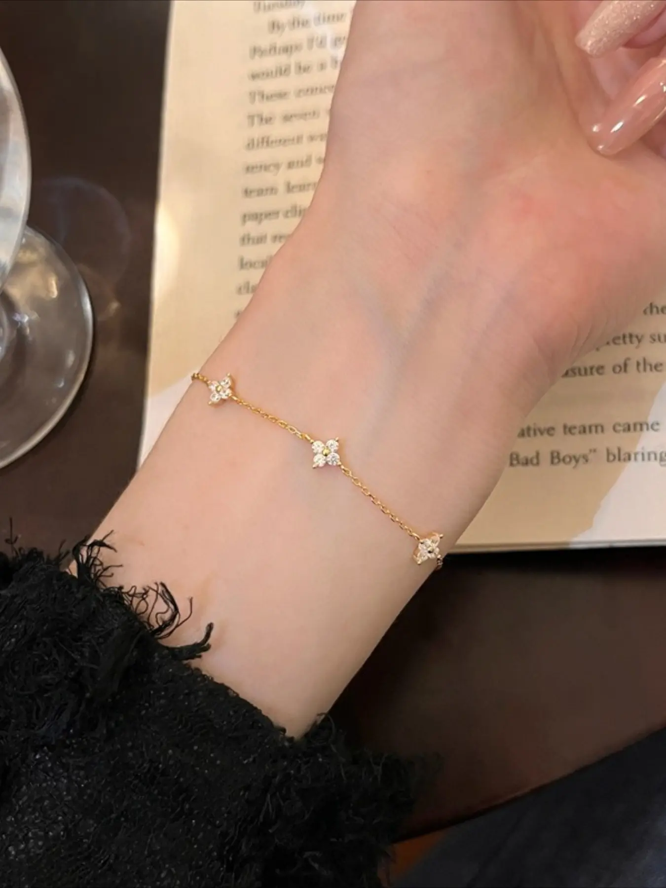 Elegant S925 Silver Four-Leaf Clover Flower Bracelet with Zirconia, Simple Luxury Design, Perfect for All Seasons, Women's Fashion Jewelry