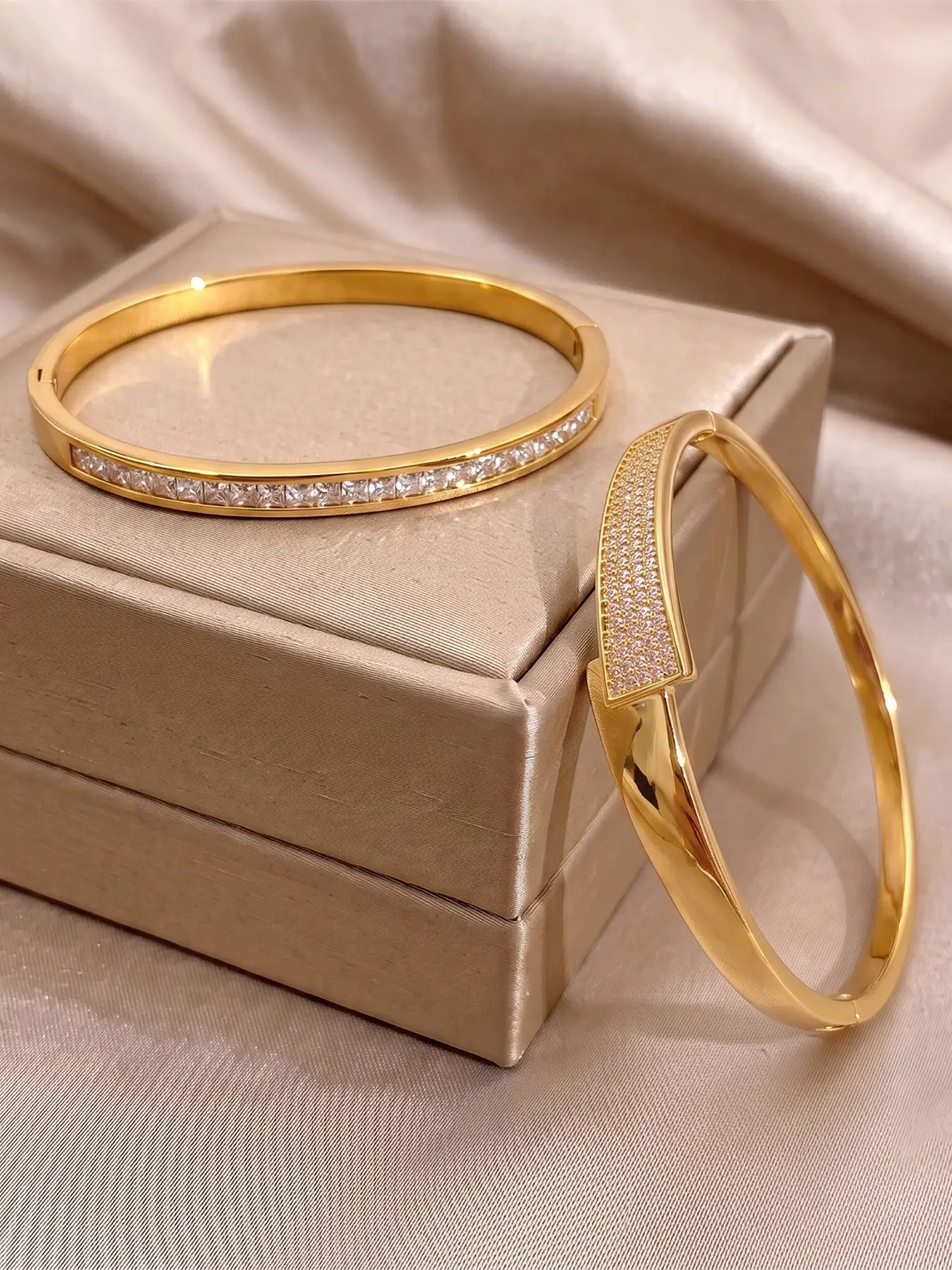 Minimalist temperament bracelet, neat and clean appearance, comfortable to wear and fit the wrist, suitable for most dressing styles, low-key and understated, quietly adding points to your appearance