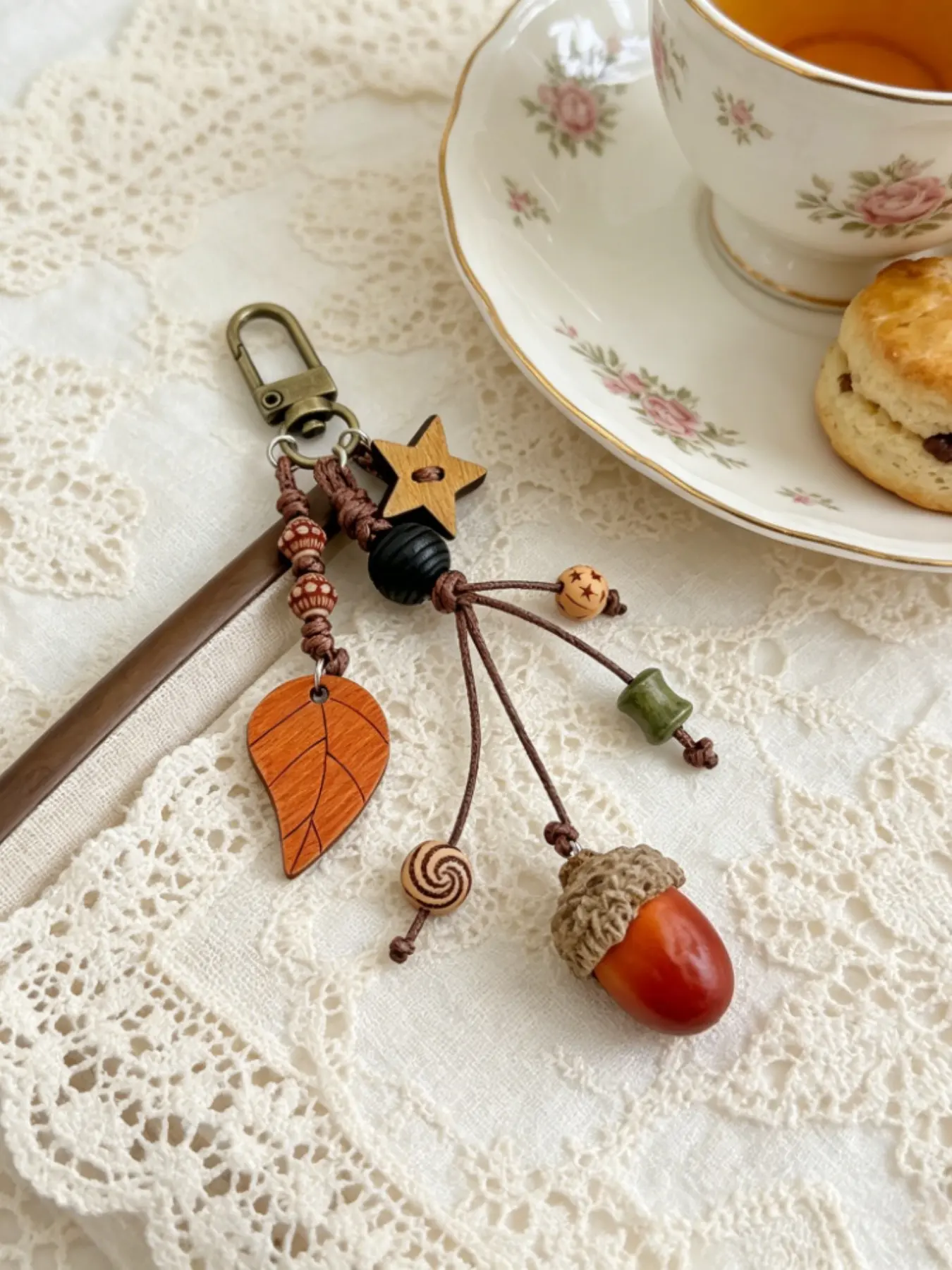 Vintage Forest Style Keychain Bag Charm, Aesthetic Keychain, Creative Fun Leaf Design, Unique Accessory for Bags and Keys, Perfect Gift Idea