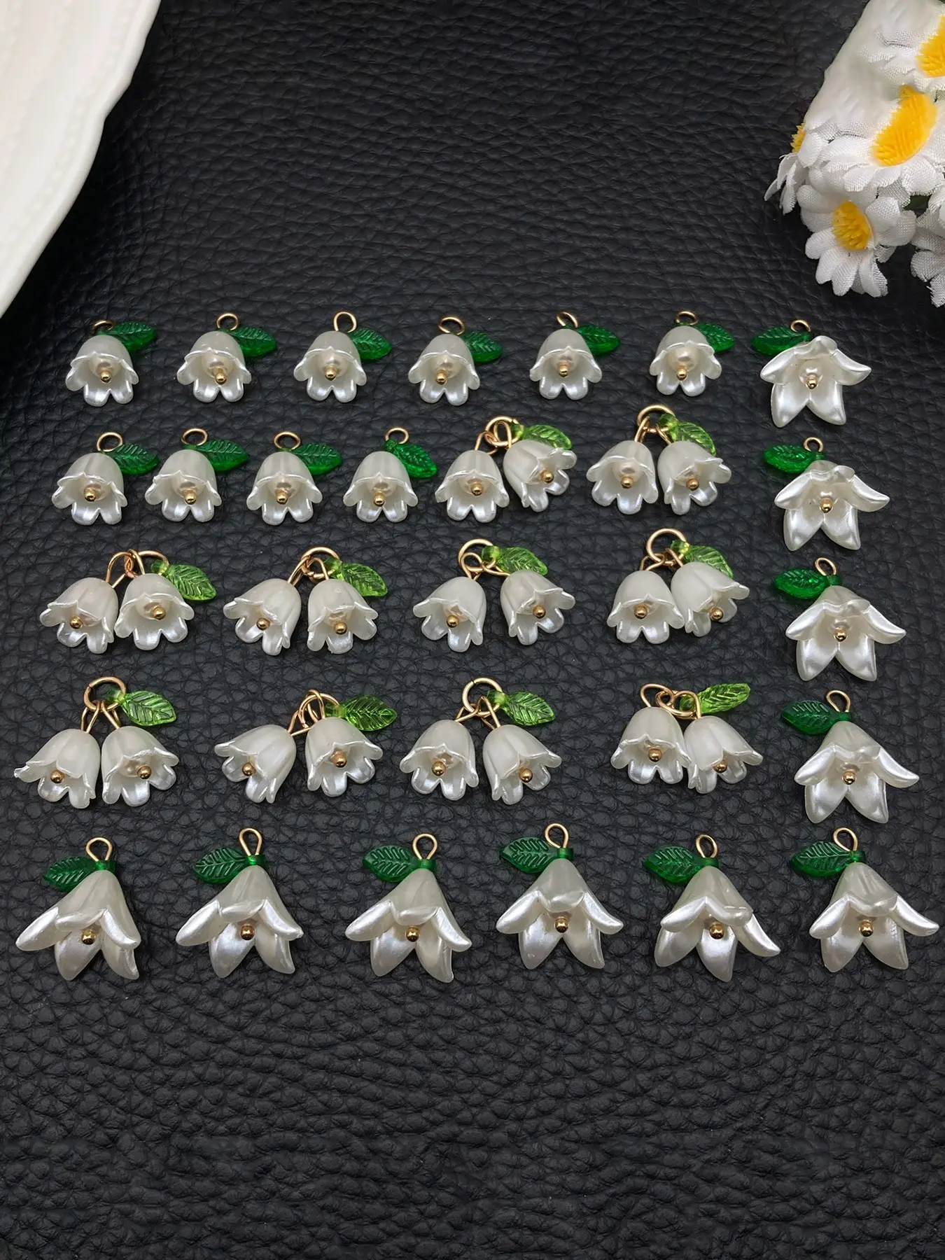 30pcs Lily Flower Charm White Lily Charms Acrylic Small Spring Floral Bell Leaves Lilies of The Valley Pendant Charm for Jewelry Making Charms Pendants Necklaces Supplies DIY Jewelry Accessories DIY Crafts