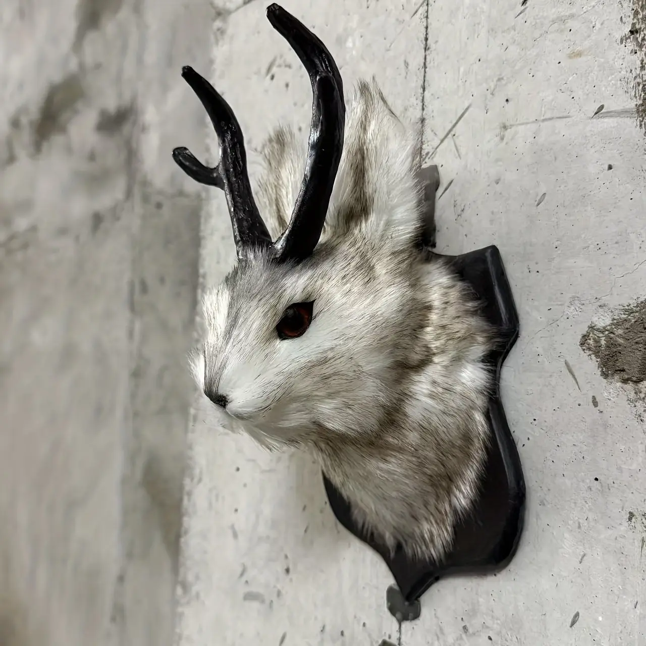 Horned Rabbit Hanging Ornament, Deer Horn Rabbit Head Statue, Home Decor, Plated with Precious Metal, Unique Wall Decoration