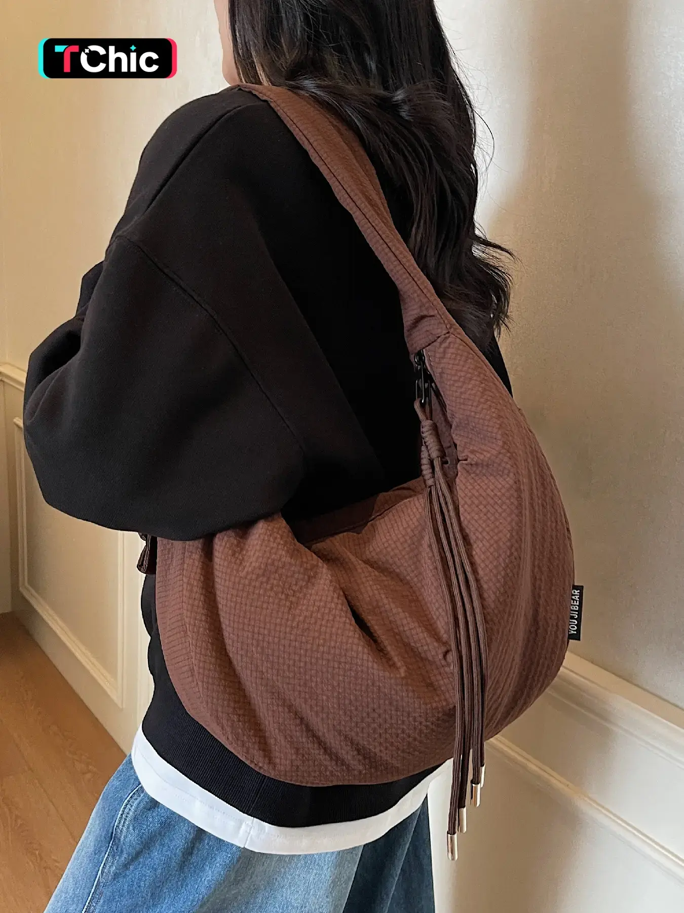 High end, niche, simple grid Lightweight shoulder bag, dumpling bag, light and comfortable, versatile crossbody bag, casual, simple outdoor sports, work and commuting