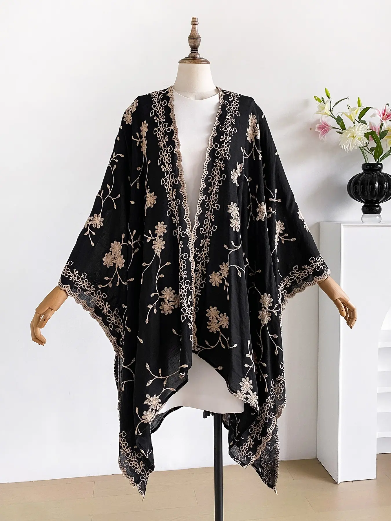 Simple Floral Embroidered Split Scarf, Loose Fit Conceals Fat, Versatile for Beach, Commute, Dates, Perfect Styling