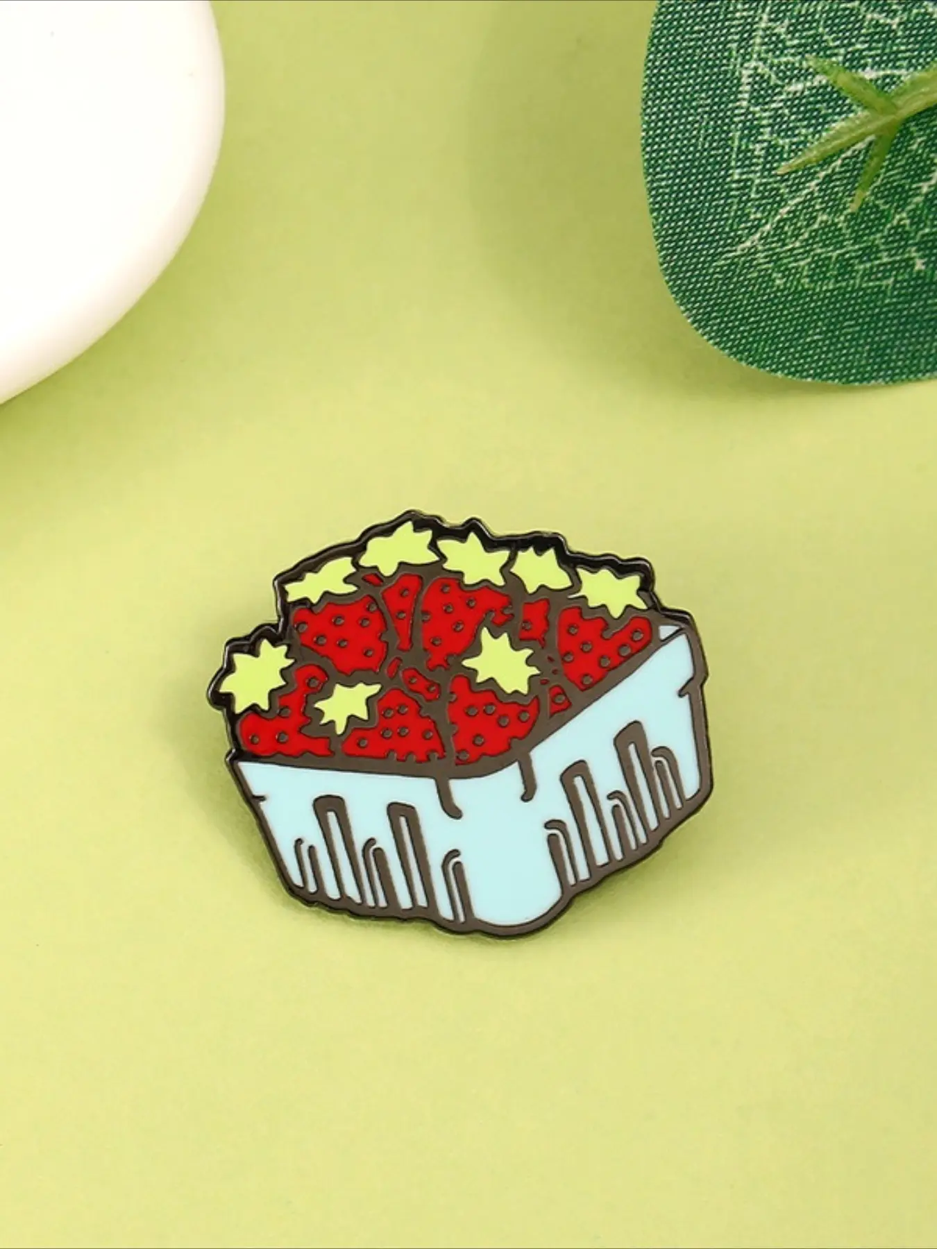 Vintage Boxed Strawberry Enamel Pin, Cute Star Topped Fruit Metal Brooch Pin, Women's Coat Scarf Backpack Decorative Lapel Badge Accessory