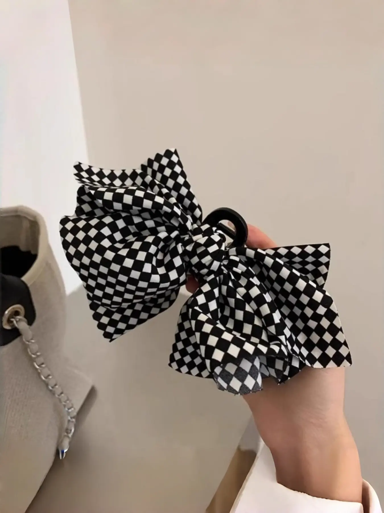 1Pcs Large Bow Hair Claw Clip, Black White Checkerboard Plaid Print Fabric Jaw Clip, Y2K Sweet Cool Ins Retro Style, Strong Elastic Spring Non-slip Hair Clamp for Women Long Hair Daily Dating Streetwear Hair Clips