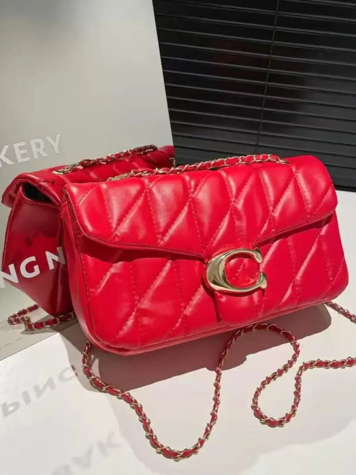 Women's Embroidered Chain Handbag Crossbody Bag, Fashion Design for Daily Use, Perfect Accessory for Trendsetters, Chain Crossbody Bags