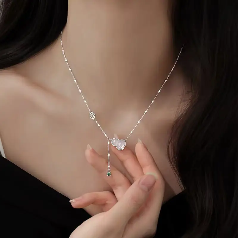 Women's Silver-Plated Synthetic Chalcedony Gourd Shape Clavicle Chain, Light Luxury Short Length Dainty Chain Jewelry Necklaces