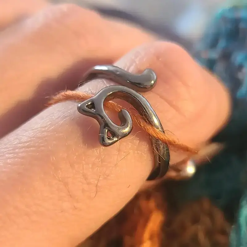 Cute Cat Design Ring Knitting Tool, Open Adjustable String Loop Crochet Ring, Personality Knitting Jewelry Accessories, Fashion Accessories for Women & Men, Crochet Style