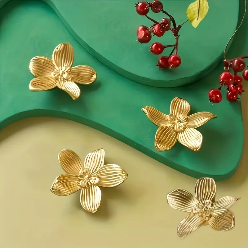 Elegant Golden Flower shaped Handle - Modern Luxury Zinc Alloy Knob, Matte Surface, Comfortable Grip - Suitable for Dressers, Bedrooms, and Bookshelves, Kitchen Cabinets, Drawers, and Wardrobes - Includes screws for easy installation