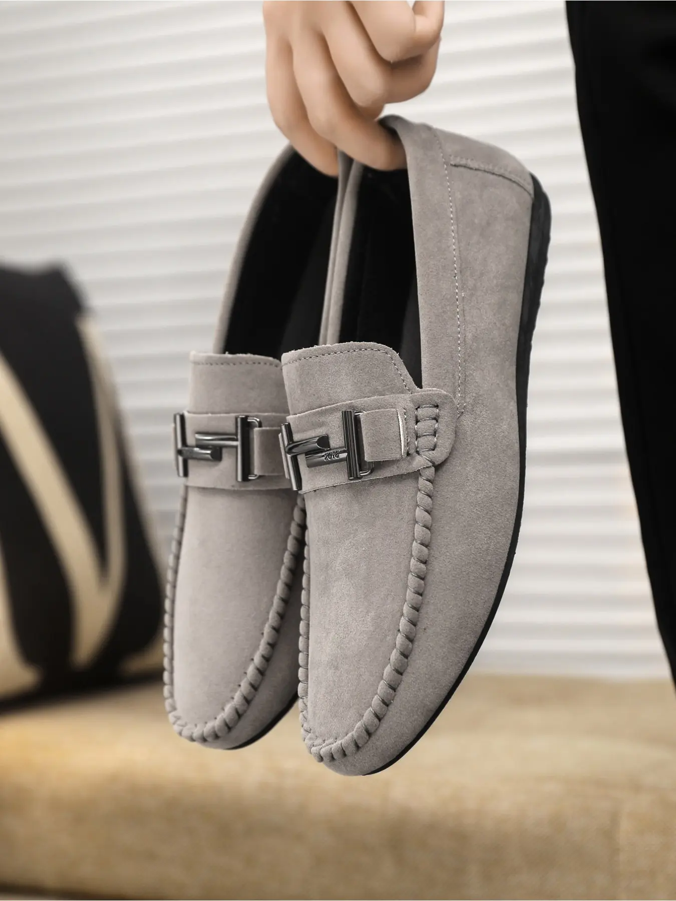 New men's loafers, PU Leather Shoes, for spring and autumn, designed for young people. Featuring metal buckles, slip-on style, soft soles, these business casual moccasins are versatile for daily commuting.