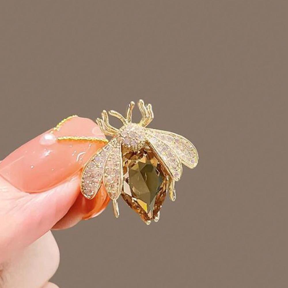 Women's Bee Brooch - Bee and Honeycomb Theme Lapel Pin, Light Luxury Style, Suitable for Suit and Dress Accessories, Jacket, Shirt, Bag Decoration, Gift for Teacher's Day, Christmas, Easter, and School and Office Clothing Accessories