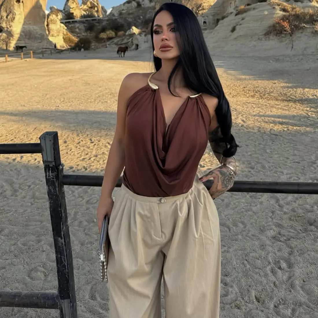 Women's 2025 Autumn-Winter European-American Style Sleeveless Polyester Tank Top, Fashionable Sexy Metal Neck Mock Neck Backless Solid Color Tops