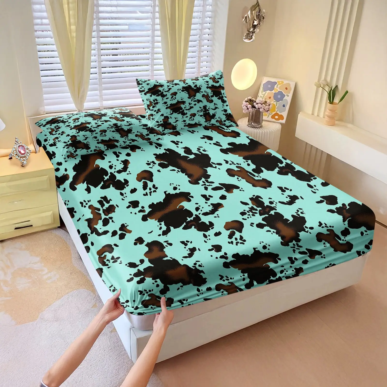 Western Cowboy Style Cow Print Fitted Sheet Set (1 Fitted Sheet + 2 Pillowcases), Two-tone Cowhide Printed Bedding, Polyester Bedding, Bed Linens, Bedsheets, Made of Soft & Cozy Microfiber, Ideal Decorative Gift to Create a Rustic Country-style Bedroom
