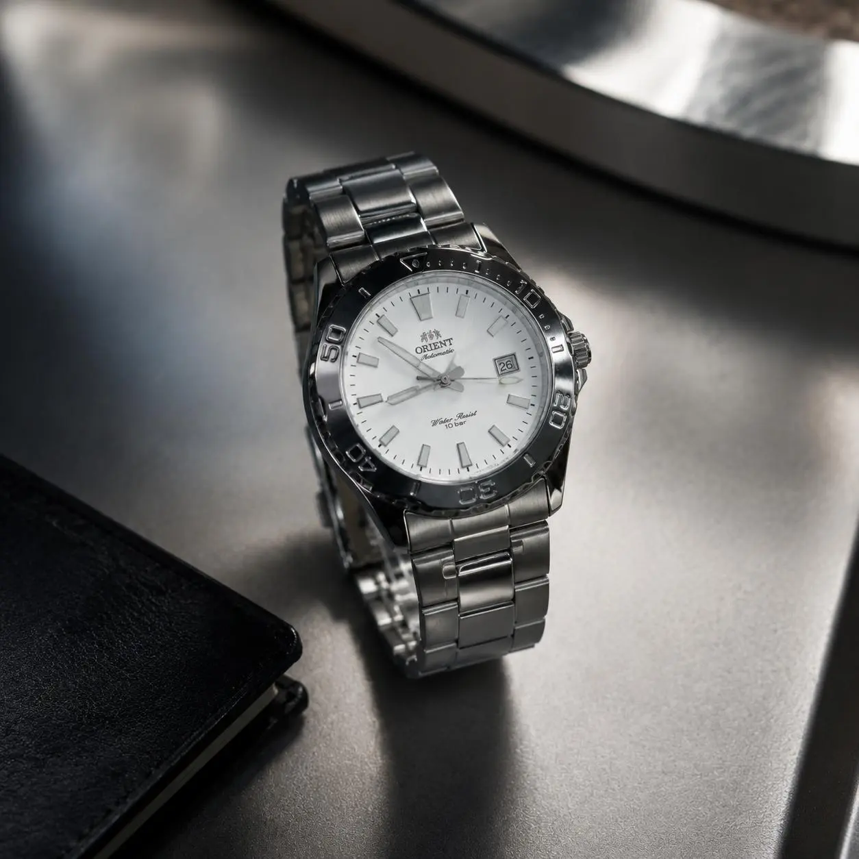 ORIENT Japanese Original Import "Green Water Ghost" Men's Automatic Mechanical Diving Watch.It is equipped with a classic green rotating timing bezel featuring ceramic texture, a high-gloss emerald green sunburst dial paired with luminous three-dimension