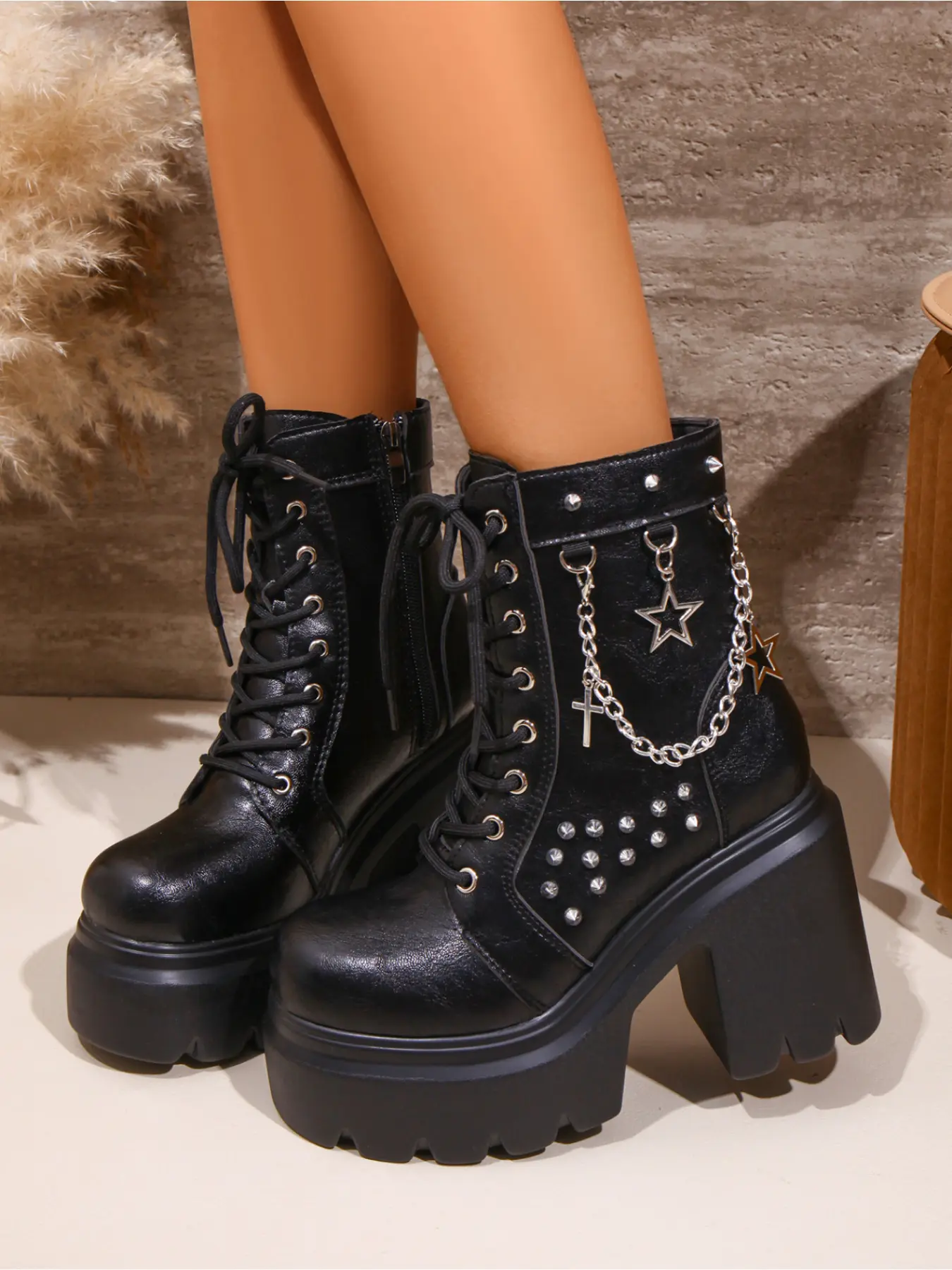 Women's autumn and winter large size short boots, thick-heeled thick sole high water platform waterproof leather metal chain rivet decoration laced motorcycle, soft sole anti-skid wear-resistant punk style, Ankle casual boots