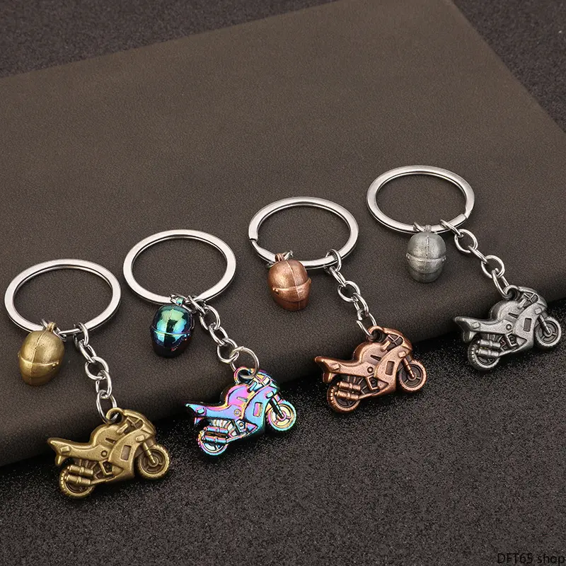 3D Simulated Heavy Motorcycle Helmet Resin Pendant Fixed Metal Split Key Ring Hard Wear Resistant Surface Compact Mini Silhouette Unisex For Riders Handbag Car Keys Waist Belt Portable Motorbike Themed Decorative Bag Charm Accessory