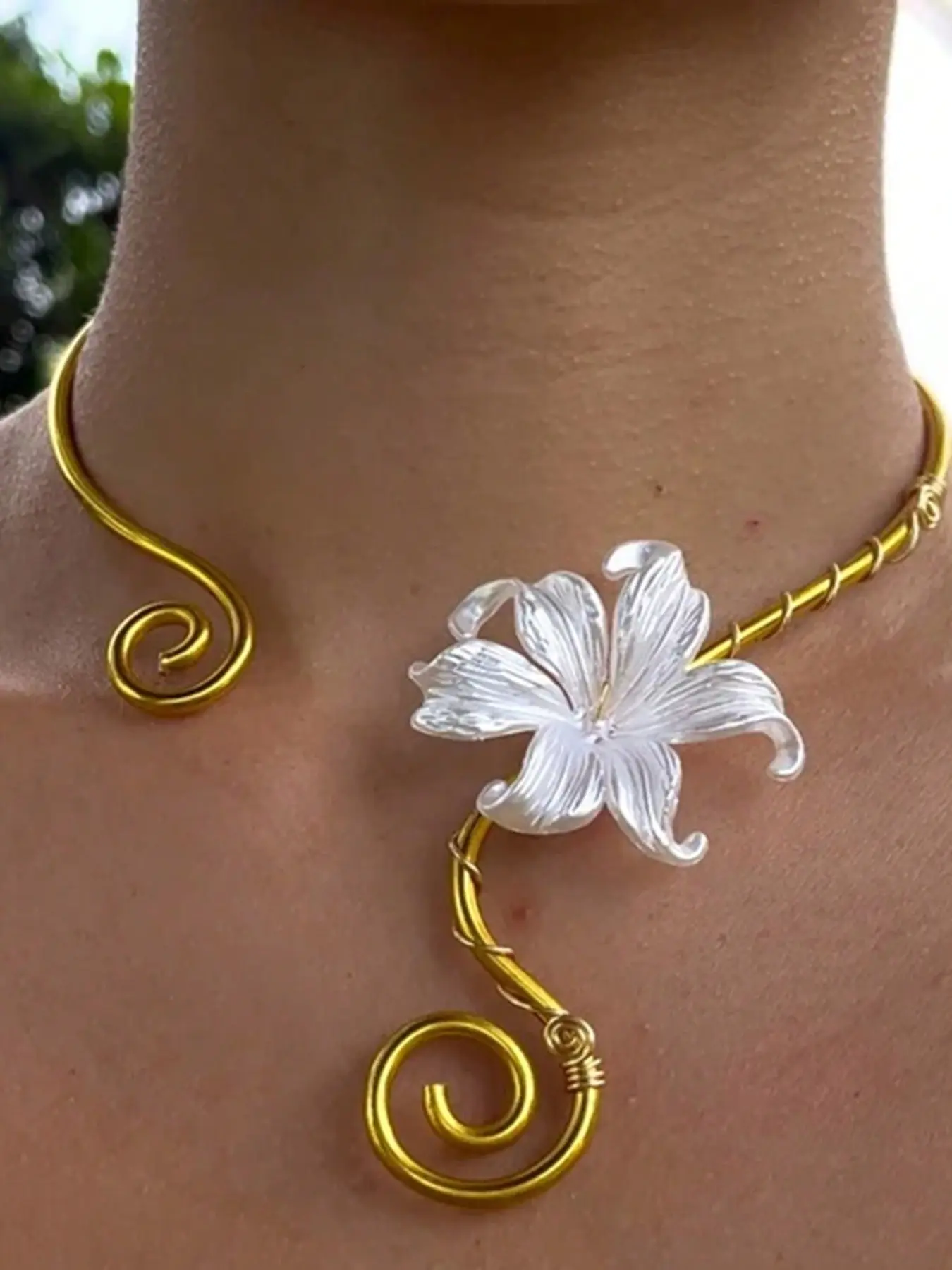 Floral Spiral Choker Alloy Necklace, Adjustable Wire Collar, Elegant Jewelry for Women, Flower Necklace, Fashion Accessory Necklace, Perfect for Vacations and Parties