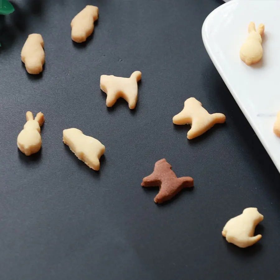 Mini 5 Pcs Animal Cookie Cutter Set, Reusable Plastic Molds for Bunny Cat Bear Shapes, DIY Friendly Baking Tools for Birthday Parties and Home Crafts