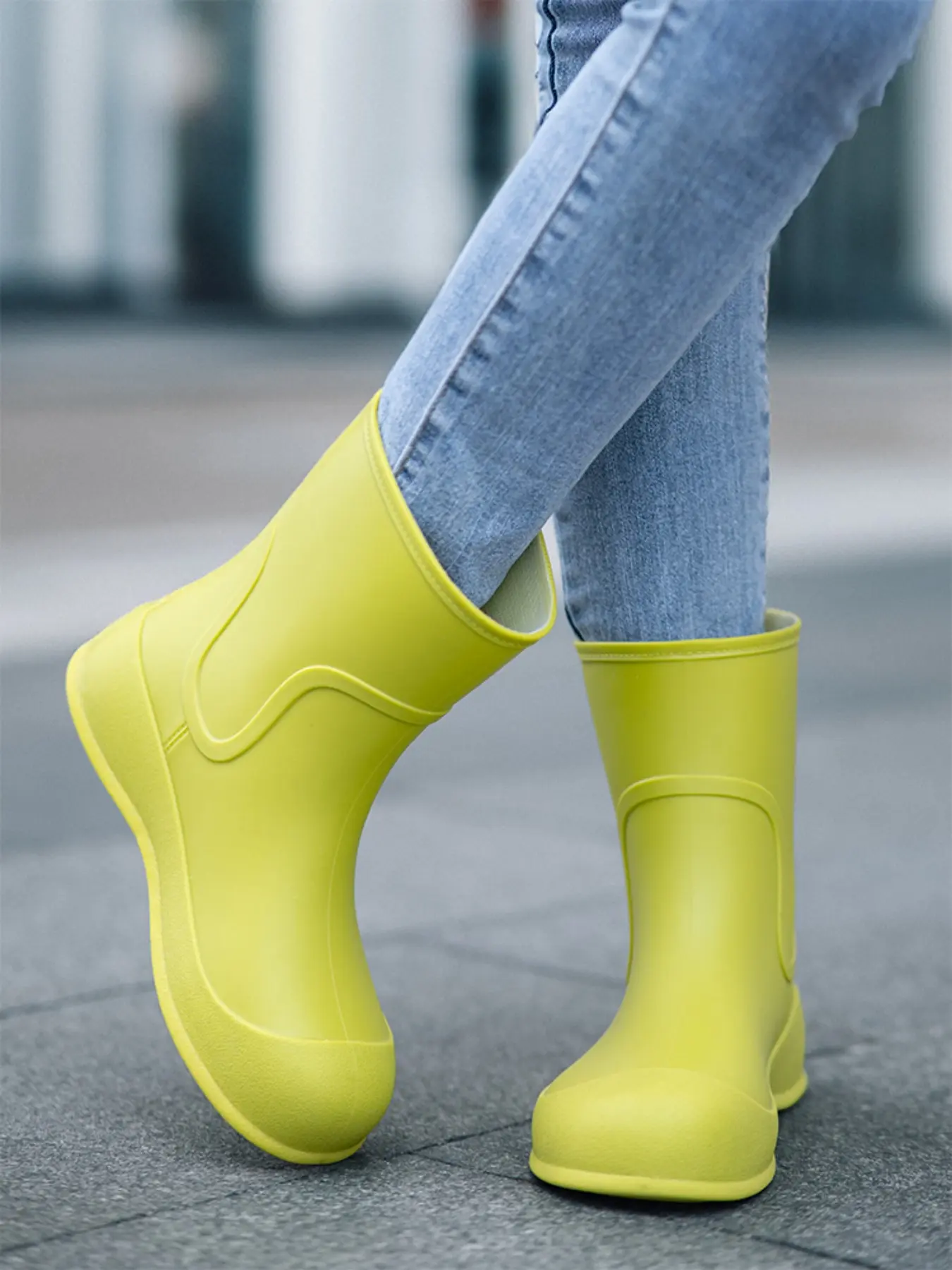 Fashion Rain Boots Women Cute Short Waterproof Mid-Calf Round Toe Anti Slip Boots Camping Non-Slip Wear-Resistant Water Shoes, Casual Solid Pattern All Seasons Footwear, Fashionable Rain Boots