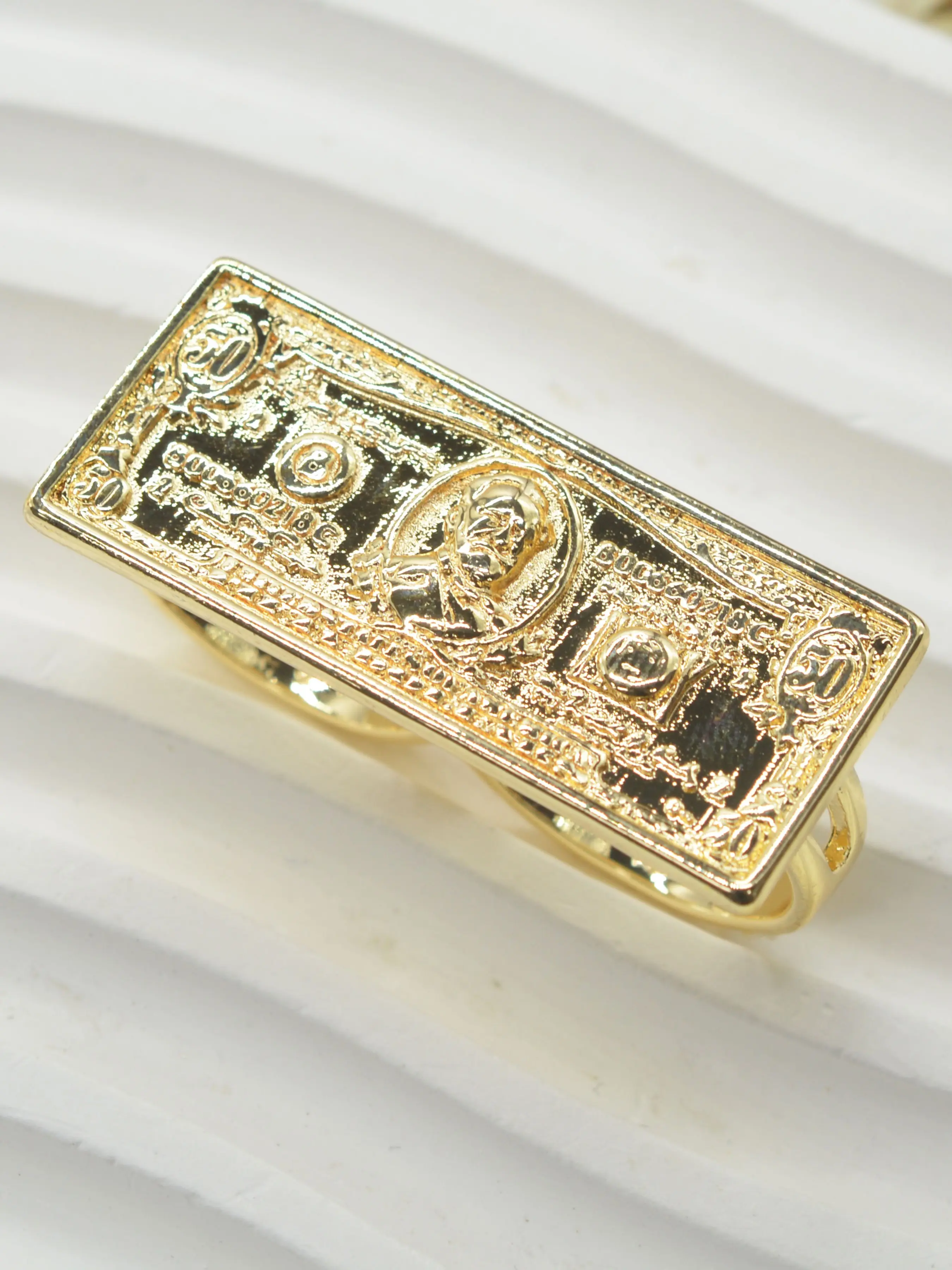 1pc14k luxury retro-style gold-plated three-dimensional relief 50-dollar bill double-finger ring, elegant fashion rings, for both men and women. Suitable for daily wear, parties, gatherings, outfit combinations, and auspicious decorations for festivals.