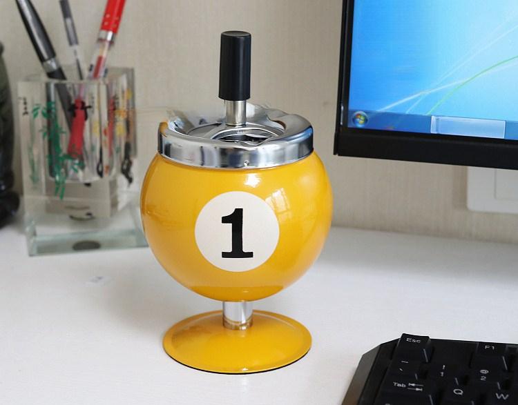 Hot-selling creative billiard metal ashtray, with a lid, anti-ash scattering, office table billiard decorative ashtray
