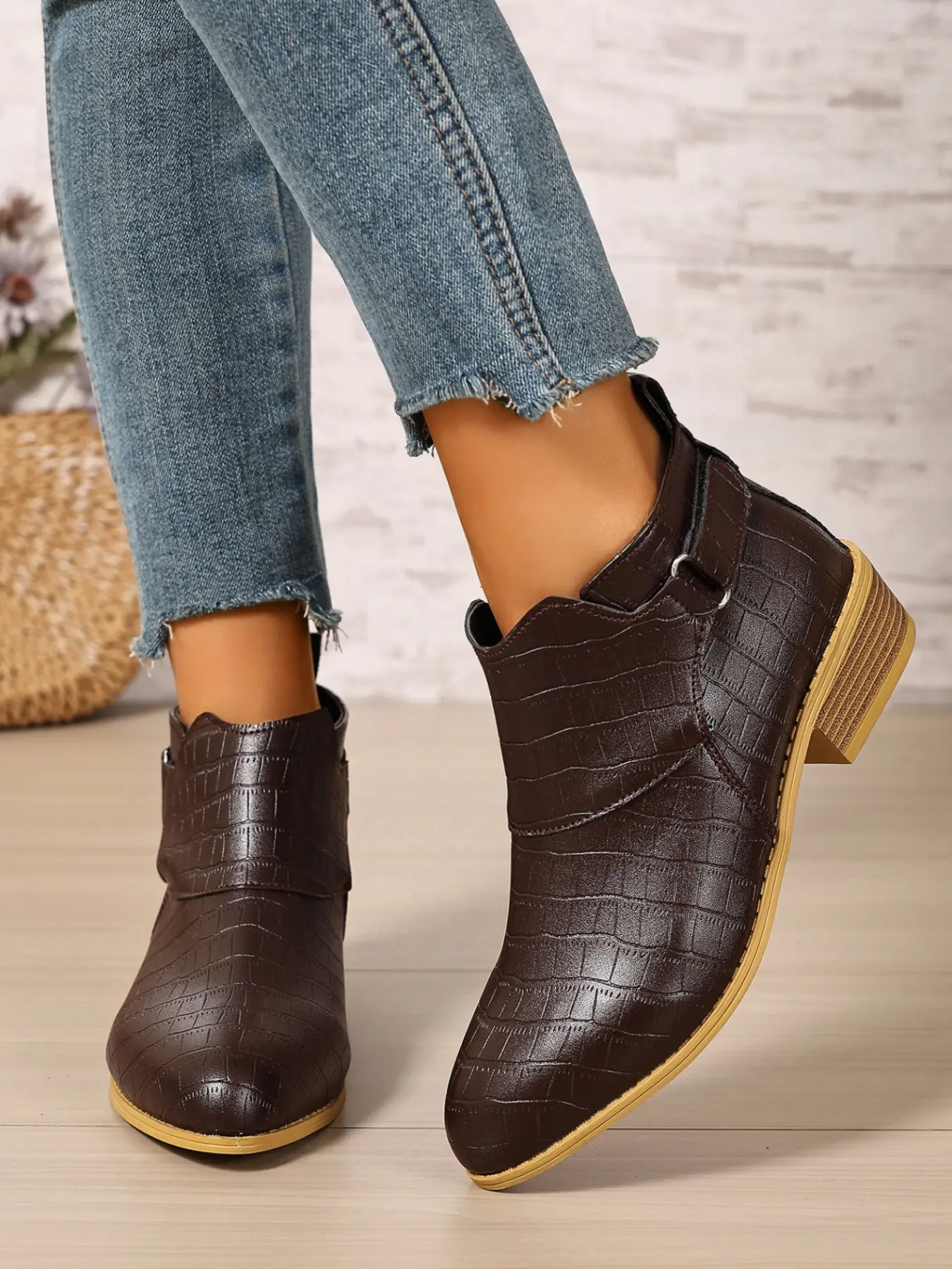 Women's Retro Pointed Toe Short Boots, Comfortable Low Heel Design, Versatile Commuter Shoes, All-Season Fashion, Perfect Gift Choice