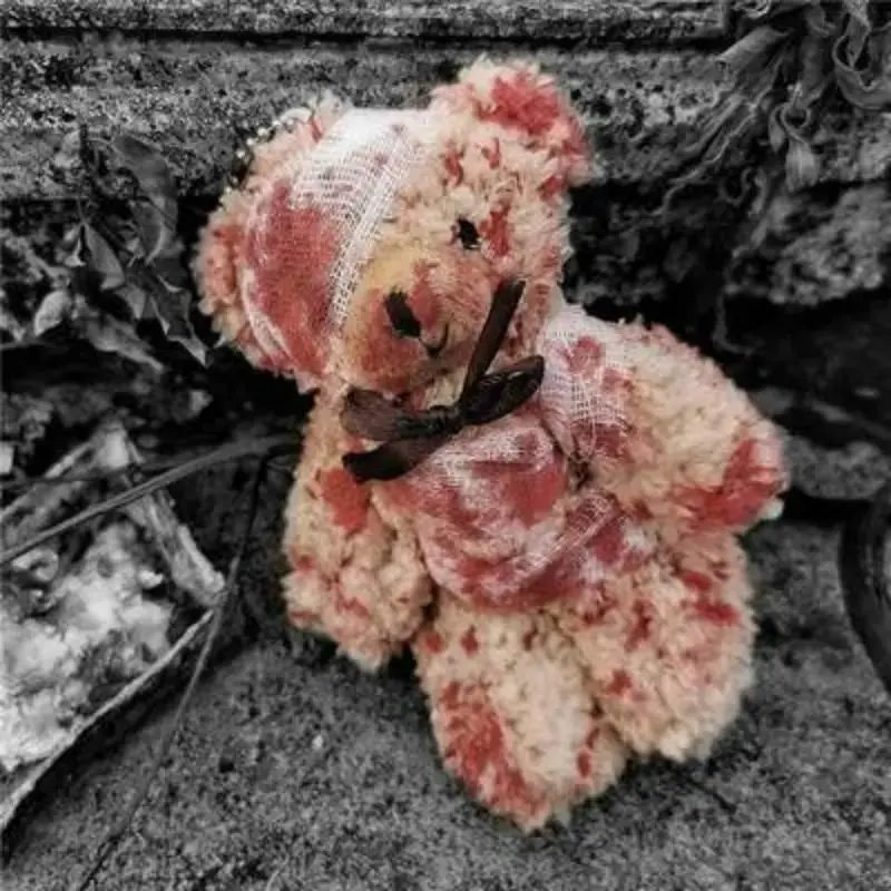 Dark Lolita Bloody Injured Bear Keychain, Halloween Decoration, Unique Accessory, Perfect for Fans of Gothic Style, Ideal Gift