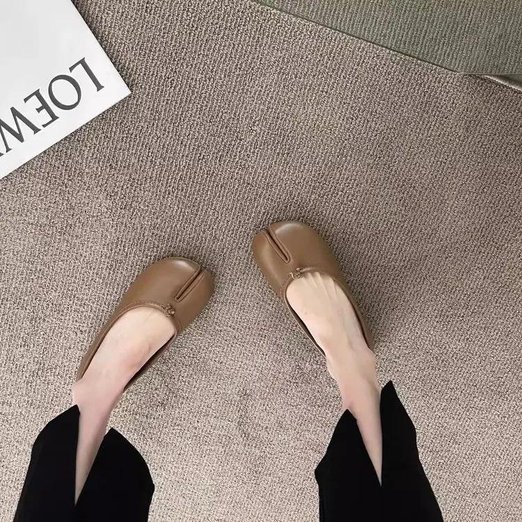 Flat bottomed split toe pig trotter shoes, red single shoes for women, spring and autumn 2026 summer silver bow thumb pig trotter shoes