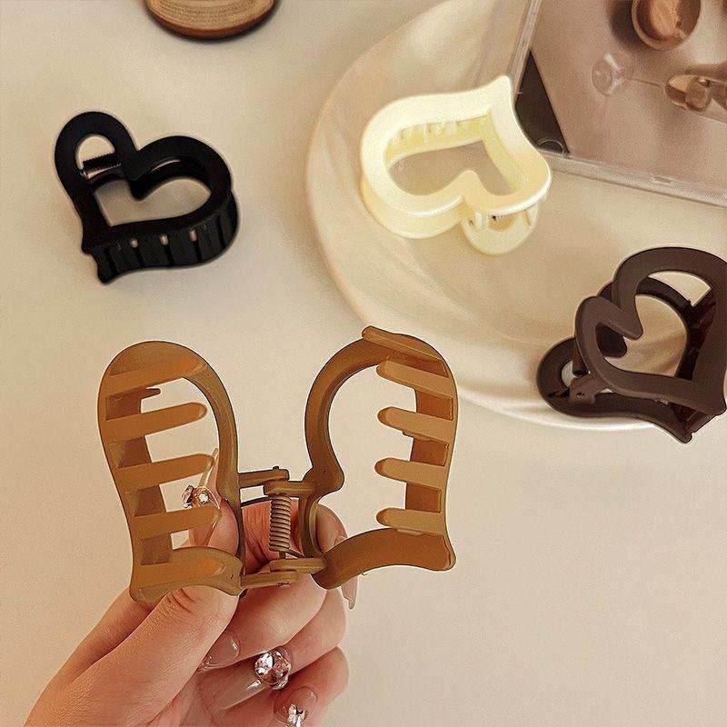 Simple and versatile matte heart-shaped claw clip for women, elegant shark clip for updos, new 2026 model