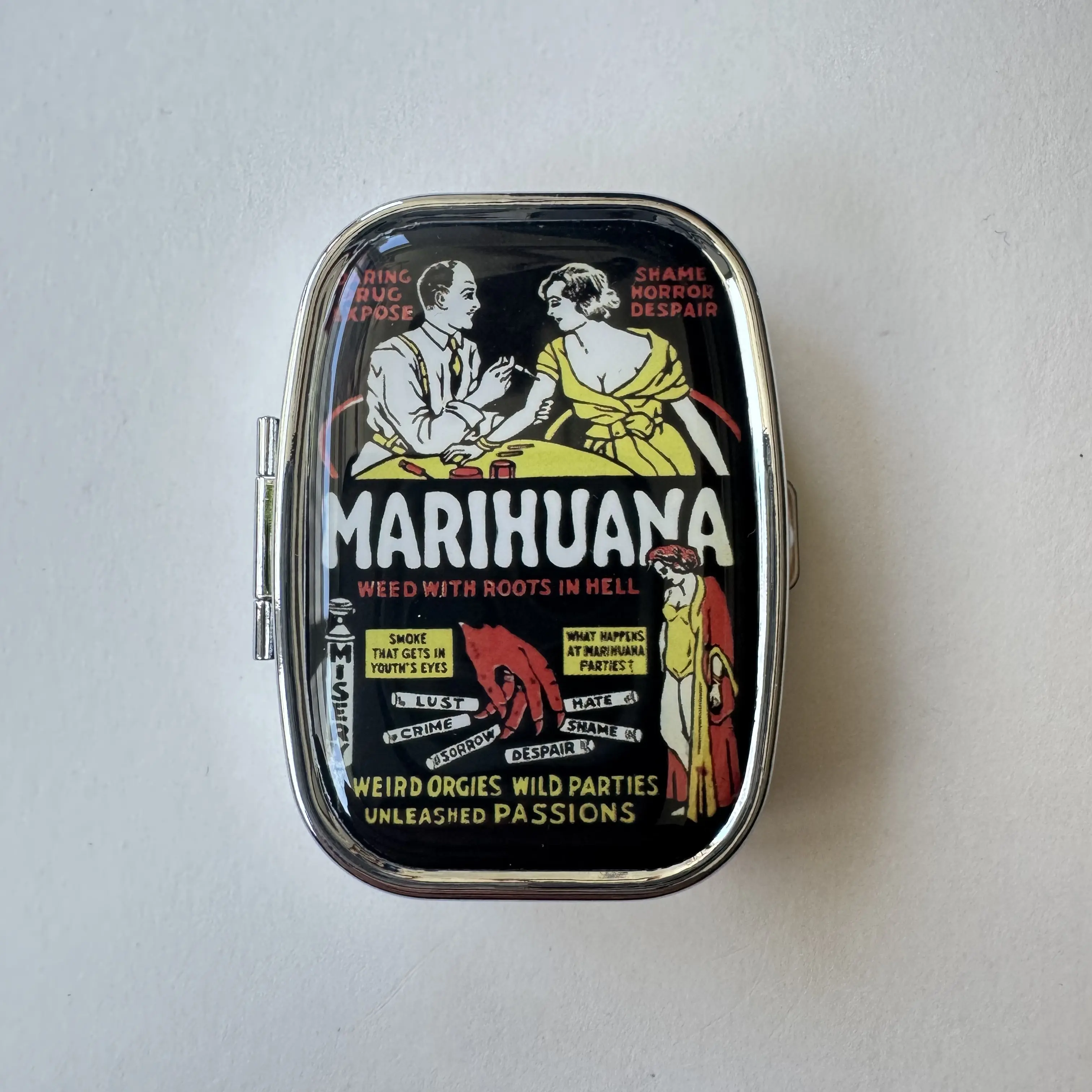 Vintage Metallic Pocket Pill Organizer Storage Box - Marijuana-Themed Ring Design, Snap-Button Flip-Top Lid, Glossy Metal Shell, Divided Compartments for Parents, Vintage Artwork Gift for Friends, Loved Ones