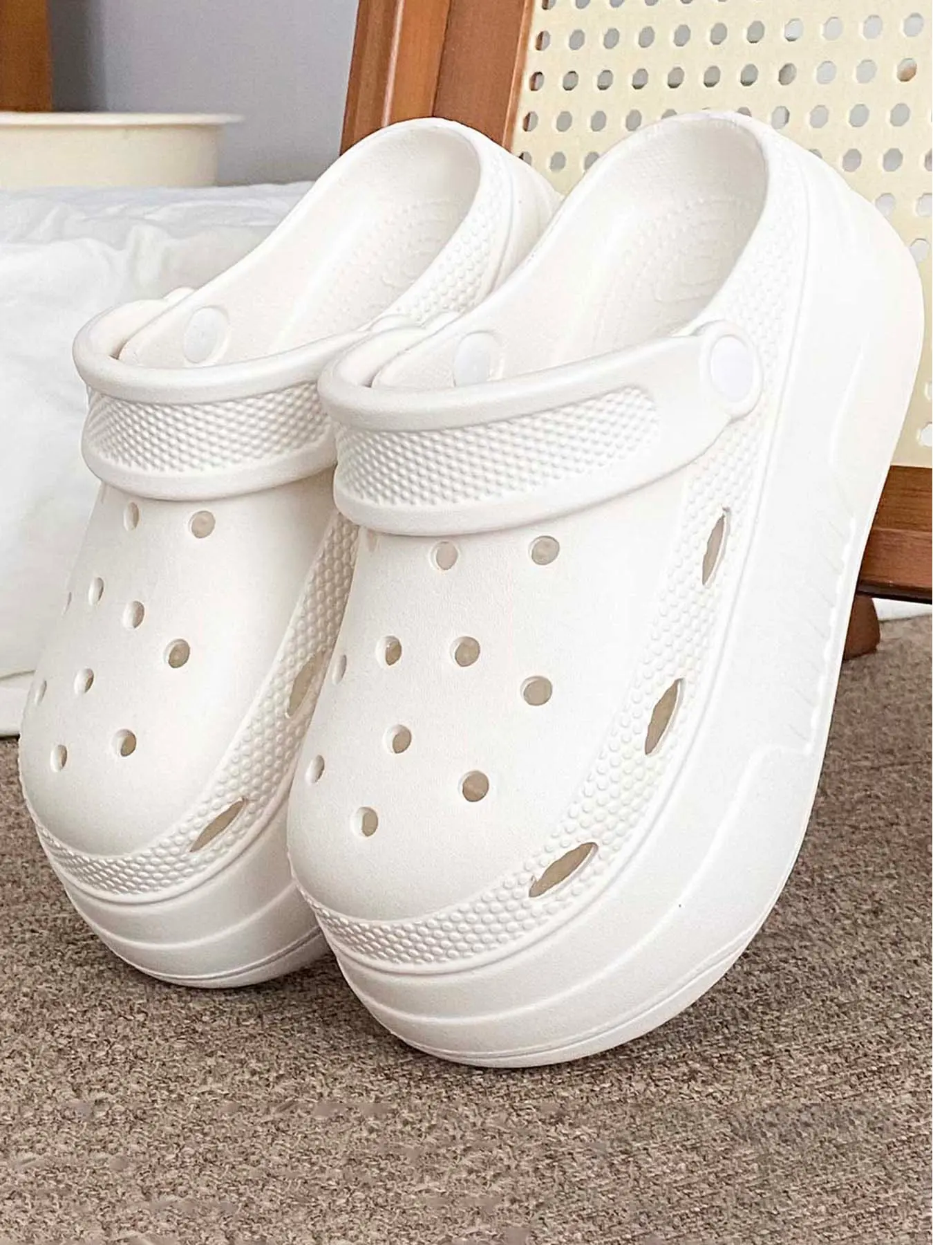 Summer New Student Commute Simple Holey Shoes Women Eva Comfortable Outdoor Thick Sole Height Increase Beach Fashion Soft Slipper Sandals Daily Wear Versatile