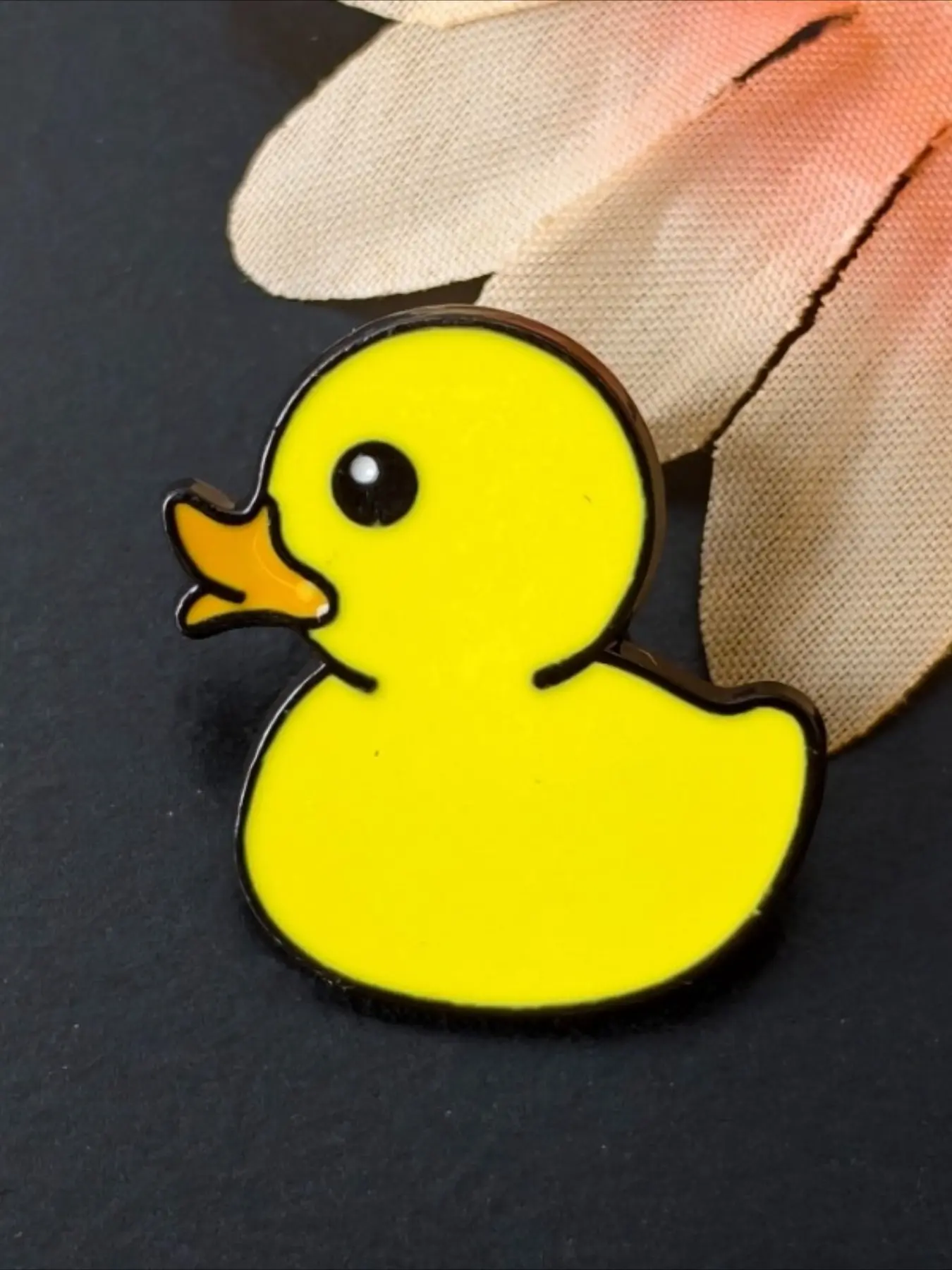 Cute Yellow Rubber Duck Enamel Pin, Cartoon Duck Lapel Brooch, Lapel Pins, Brooch Clip, Kawaii Animal Badge for Jackets Backpacks Hats, Perfect Gift for Duck Lovers