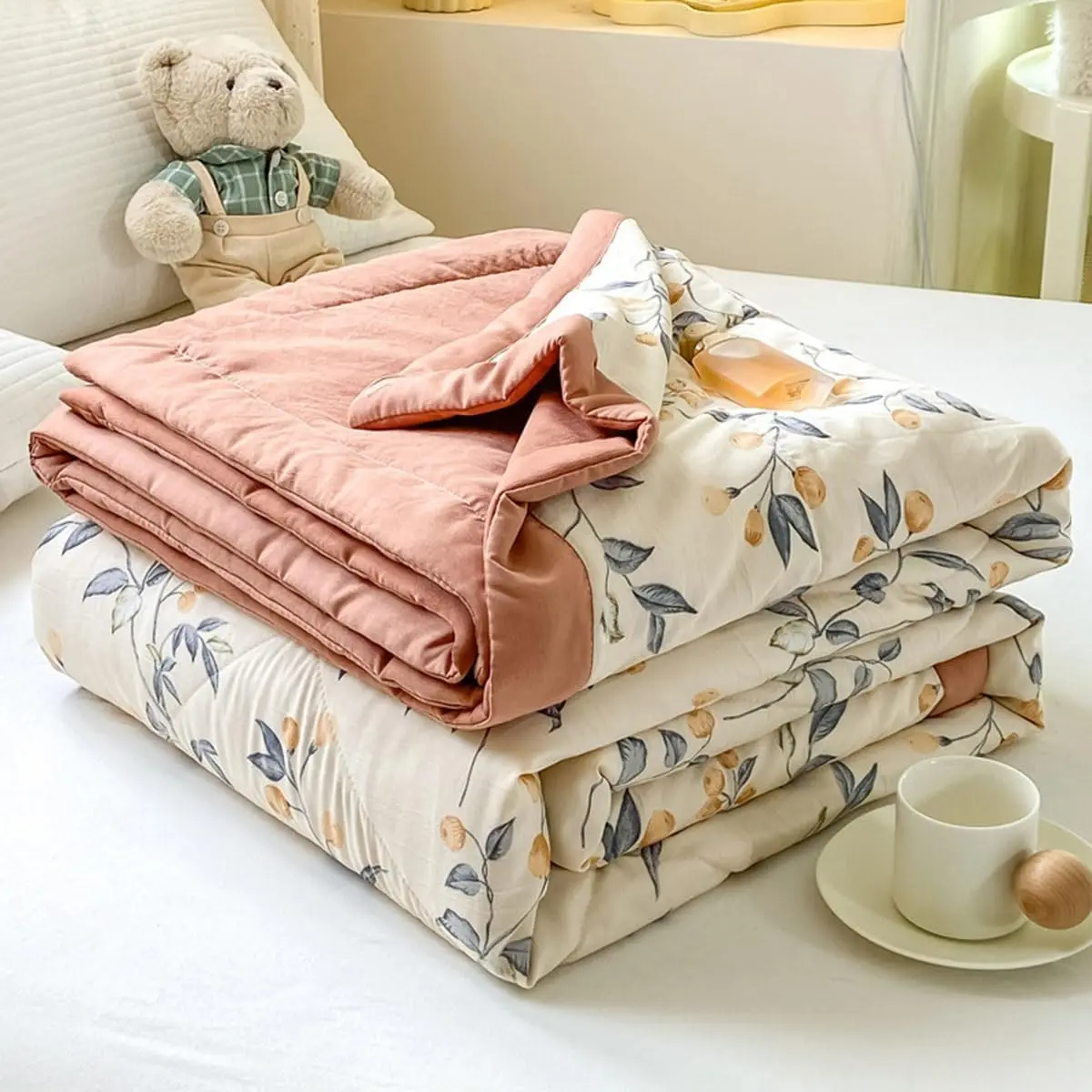 Quilted Down Alternative Comforter - Queen/King Size, Lightweight Breathable Solid Bedding for Weddings, Holidays, Birthdays, All-Season Soft Cozy Washable Bedspread (#1, 150x200cm/59x79in)