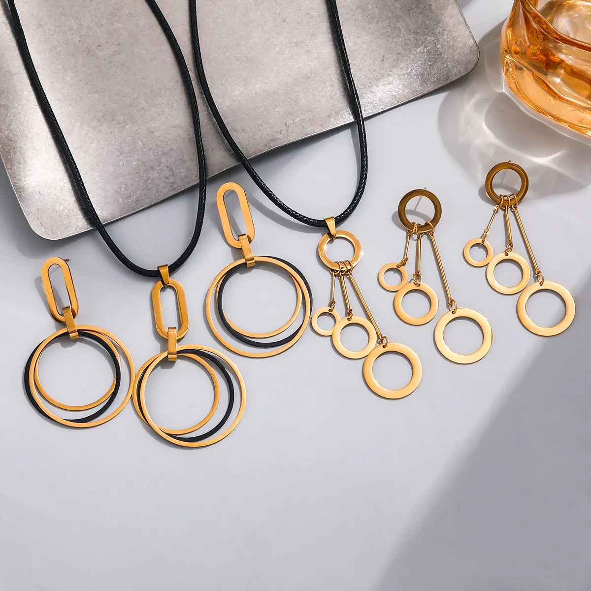 Main Character Energy Geometric Circle Drop Earrings 1 Pair Gold Black Two Tone Titanium Steel Earrings Minimalist Baddie Everyday Jewelry for Women Effortless Office Glamour