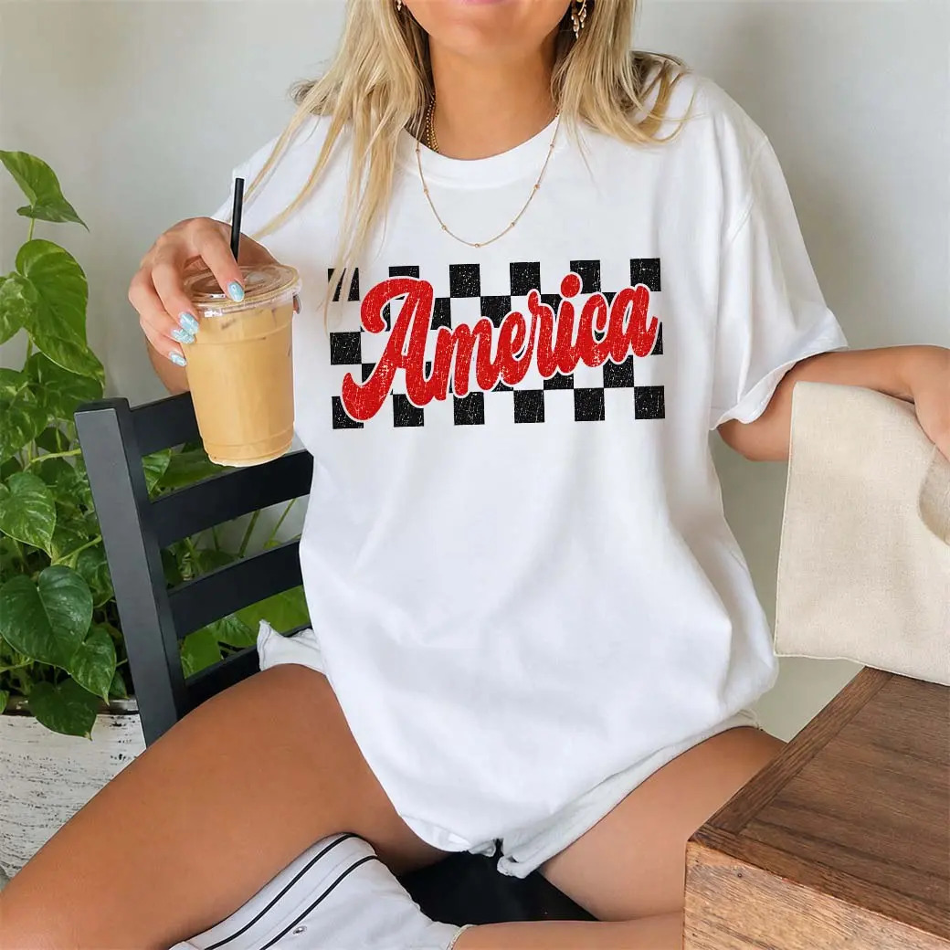 Women's Pure Cotton Short-Sleeve T-Shirt The Word "America" ​​And A Black Checkerboard Pattern, Particularly Ideal For Spring And Summer Wear. Featuring A Cool Graphic Design And A Classic Crew-Neck Cut, It Is Suitable For All Four Seasons.