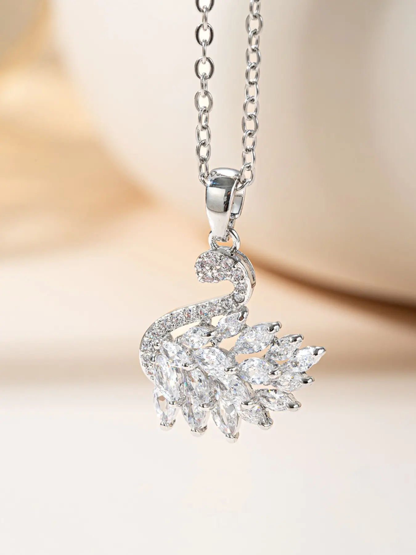 Cubic zirconia swan pendant necklace, suitable for women, sparkling crystal, elegant animal charm, women's pendant jewelry, fashionable jewelry gift, costume jewelry necklace