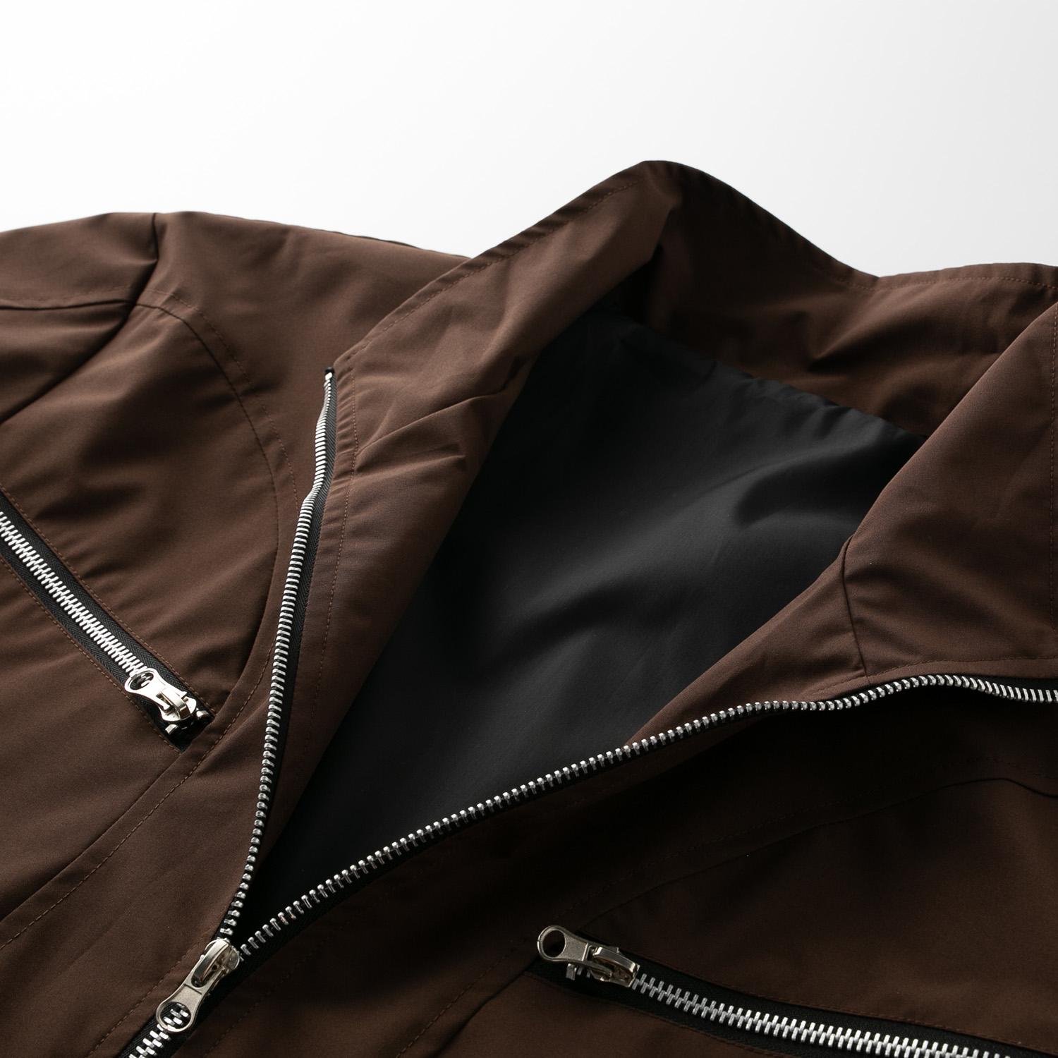 Men’s vintage-style brown work jacket made from durable woven fabric with neat stitching, featuring a classic stand collar and a clean silhouette that enhances a refined look-ideal for dates, office casual wear, and urban strolls.