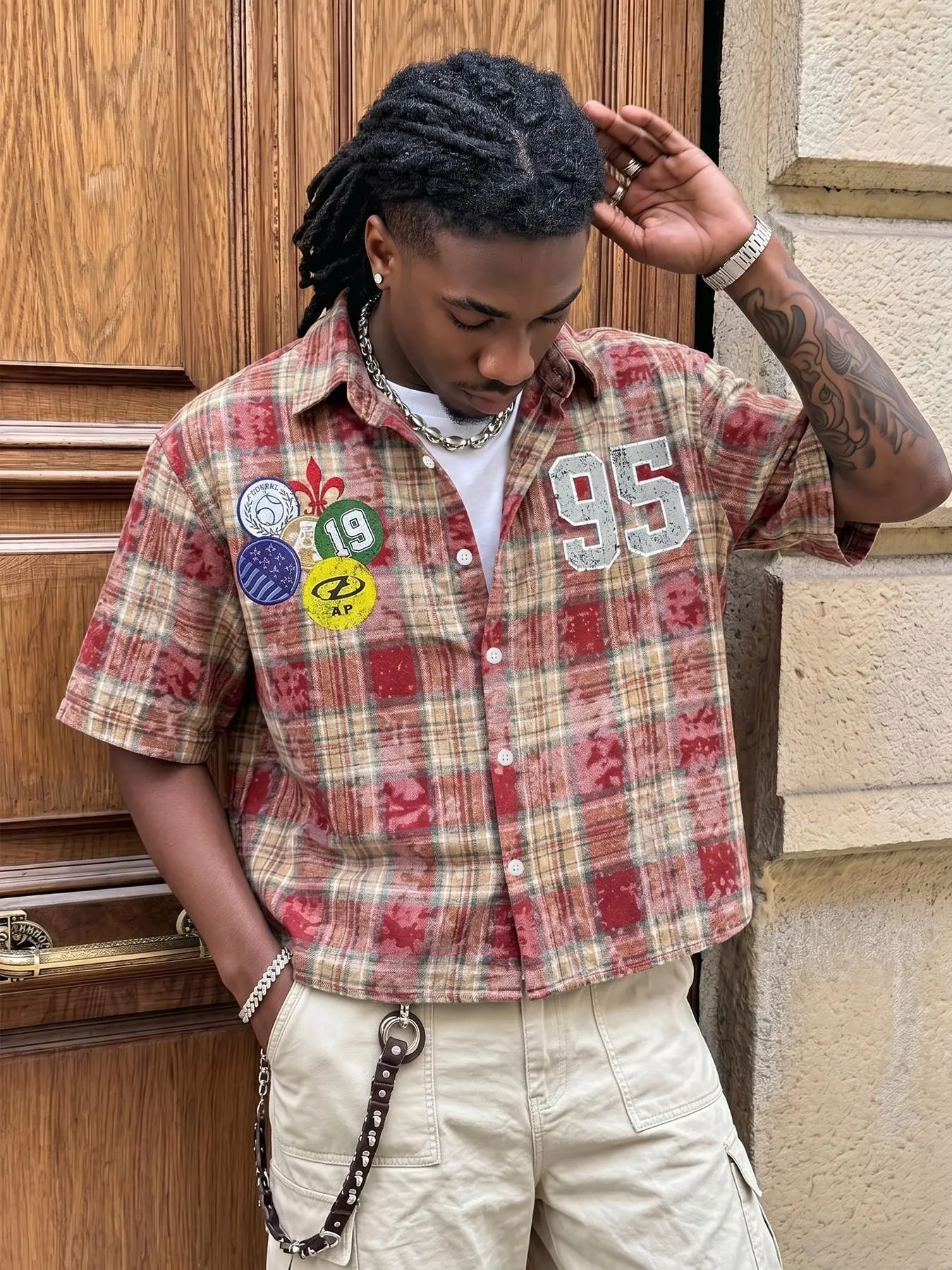Men's Red Brown Plaid Short Sleeve Casual Collared Shirt, Vintage Washed Cropped Hem, 95 Number Letter Print and Multi-Color Badge Patches, Loose Retro Y2K Daily Streetwear