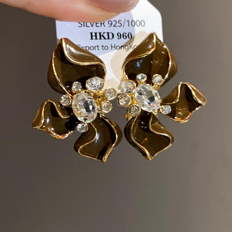 Silver needle studded with diamonds, oil-dripping flower ear clip, ear stud, mid-century vintage, retro earrings, light luxury and high-end women's jewelry